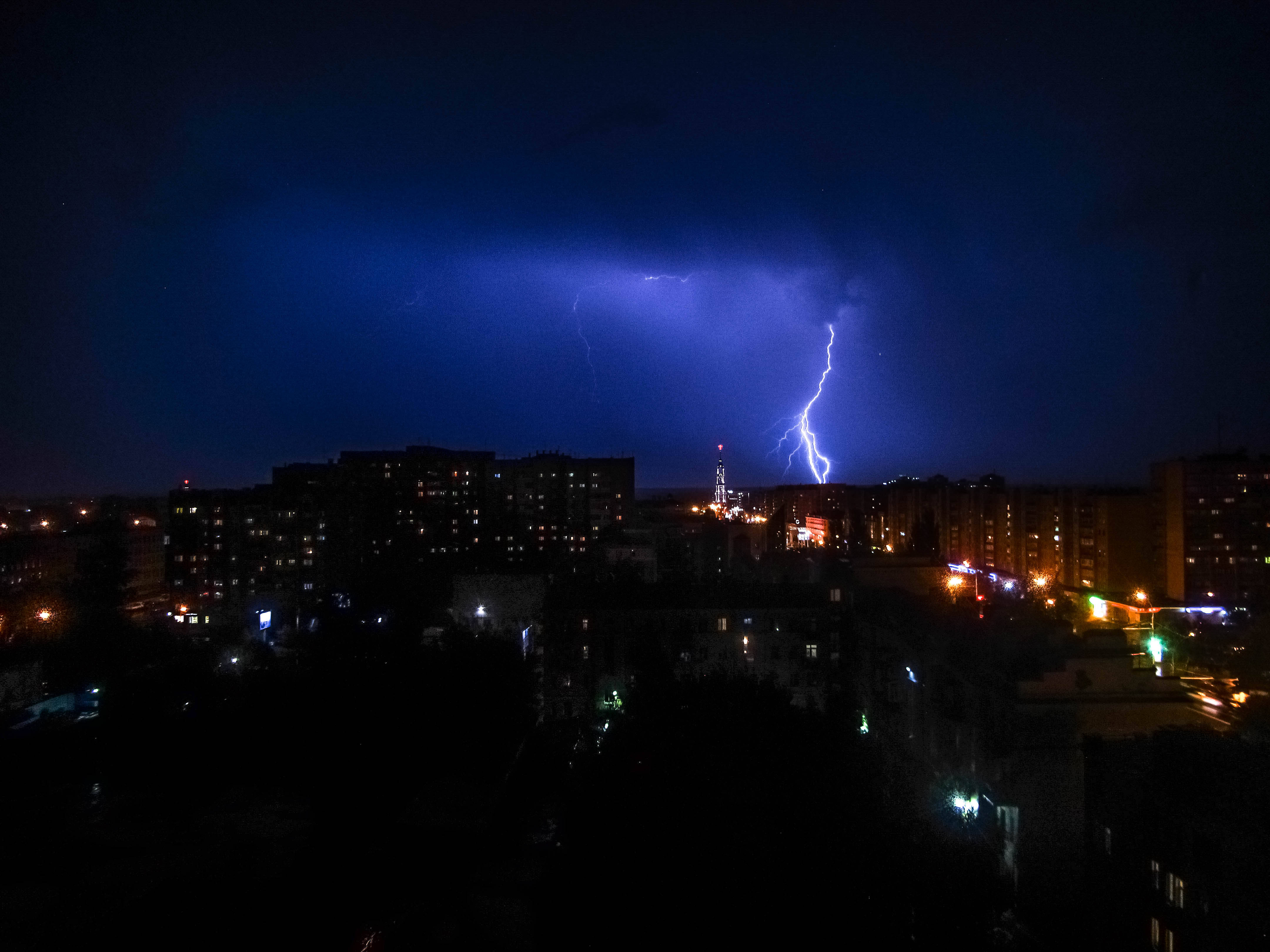 Εντυπωσιακή Λάμψη Κεραυνού στο Σκοτάδι 4K Ταπετσαρία