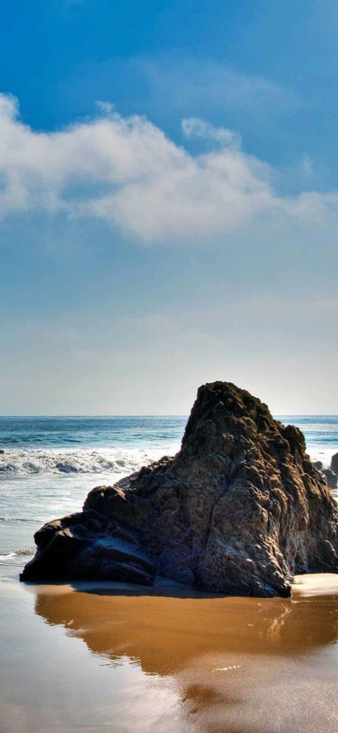 a rock on the beach Ταπετσαρία