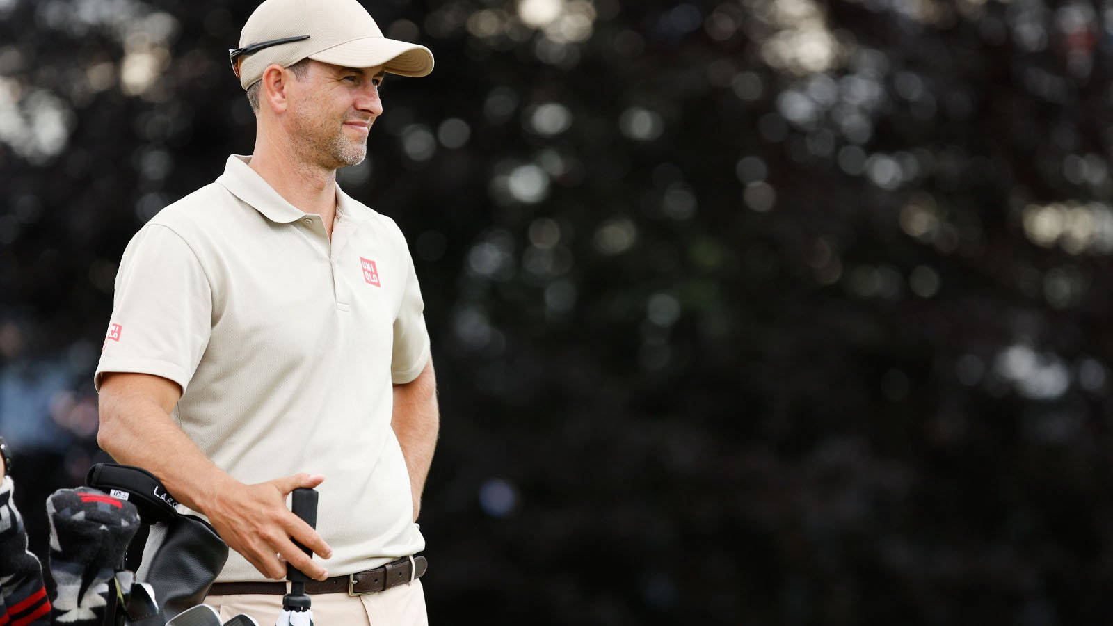 Adam Scott με Μπεζ Ντύσιμο Ταπετσαρία