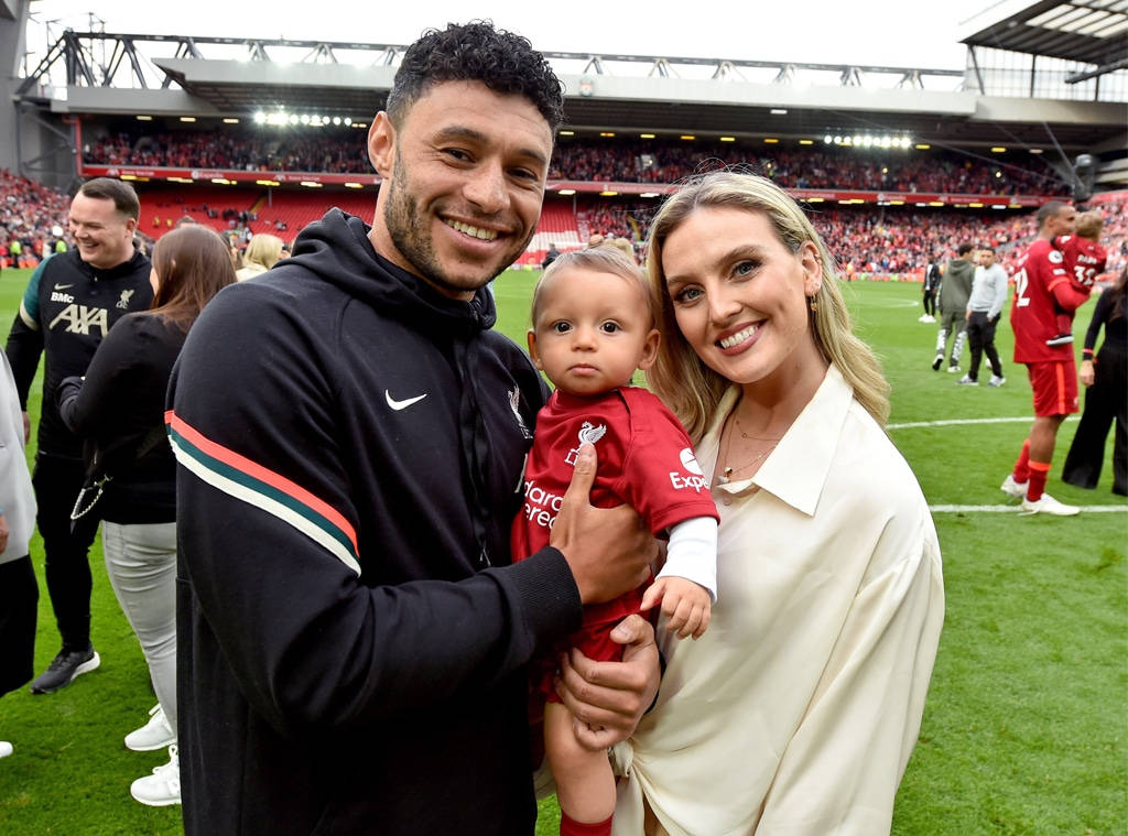 Alex Oxlade-Chamberlain με την Perrie και το μωρό Ταπετσαρία