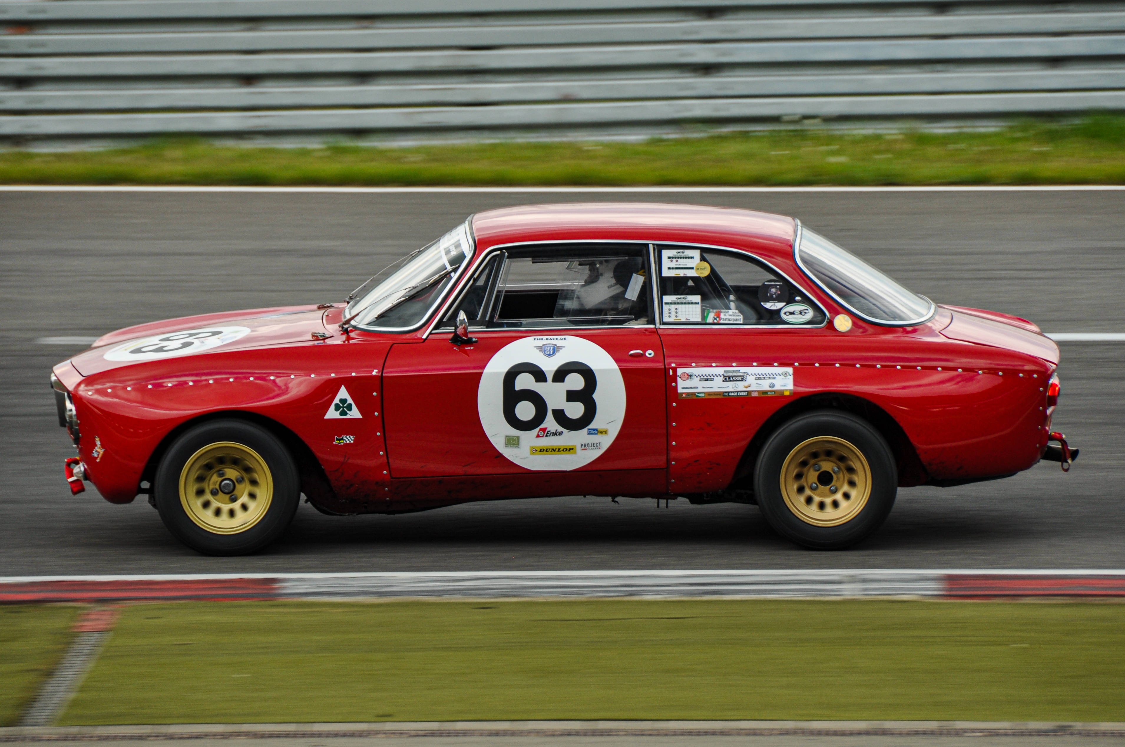Έτοιμοι, Σετ, Τρέξτε! Η Alfa Romeo GTA Βγαίνει στην Πίστα Ταπετσαρία