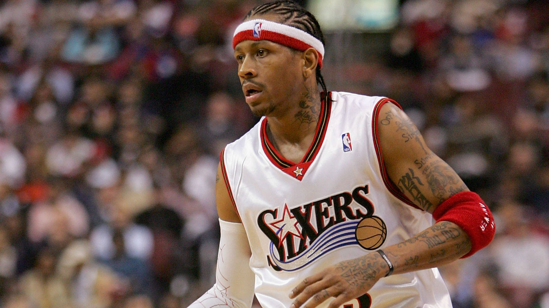 Allen Iverson με θολό φόντο πλήθους Ταπετσαρία