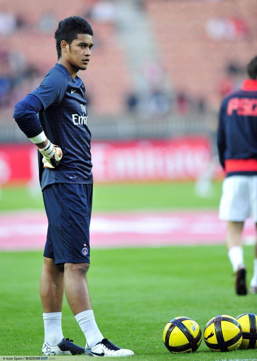 Alphonse Areola Στέκεται Δίπλα σε Μπάλες Ταπετσαρία