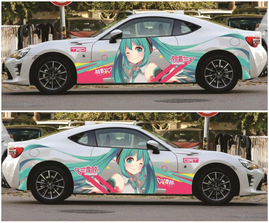 ένα αυτοκίνητο με χαρακτήρες anime πάνω του Ταπετσαρία
