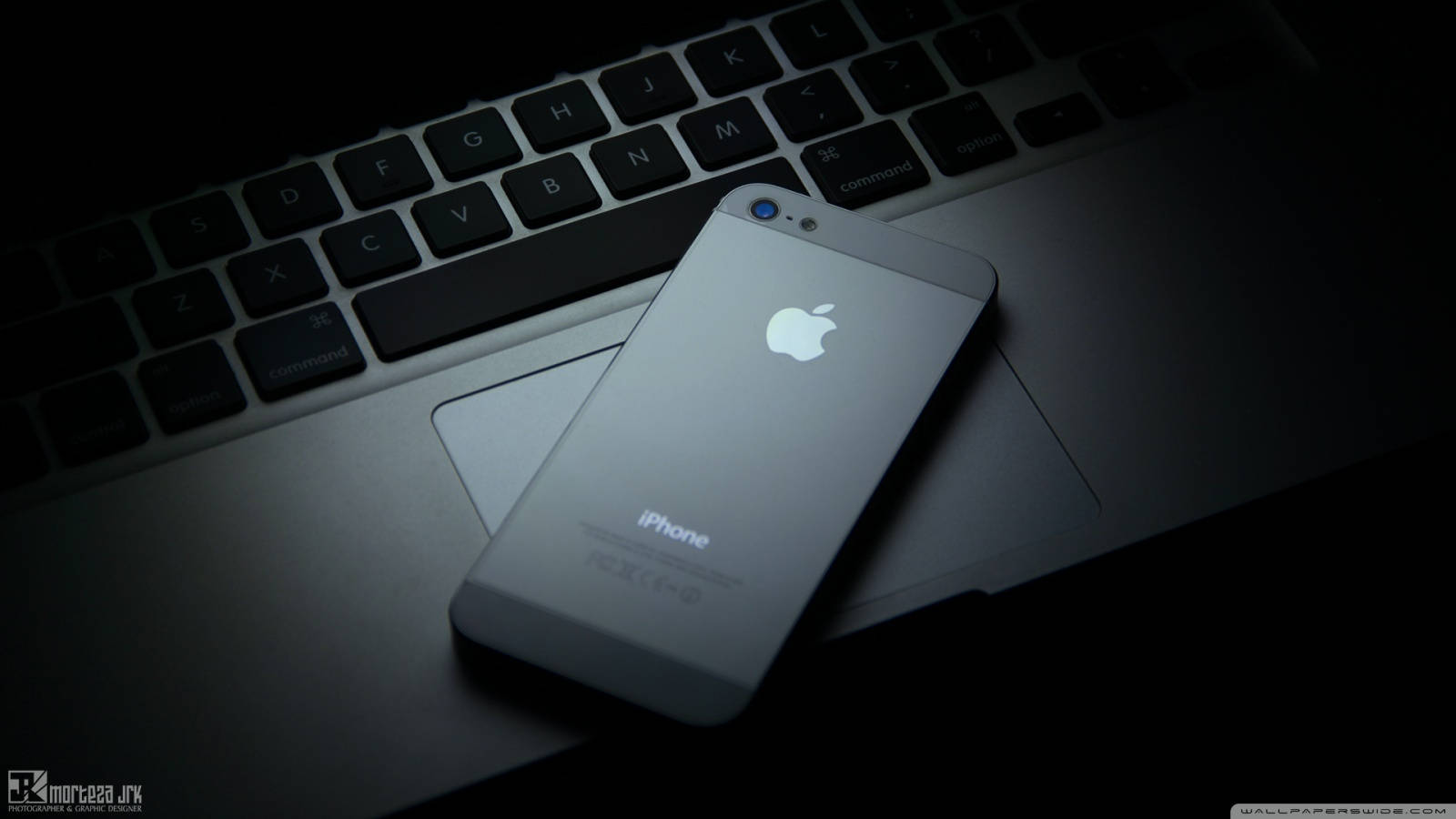Σαγηνευτικό Apple iPhone σε Ξύλινο Τραπέζι Ταπετσαρία