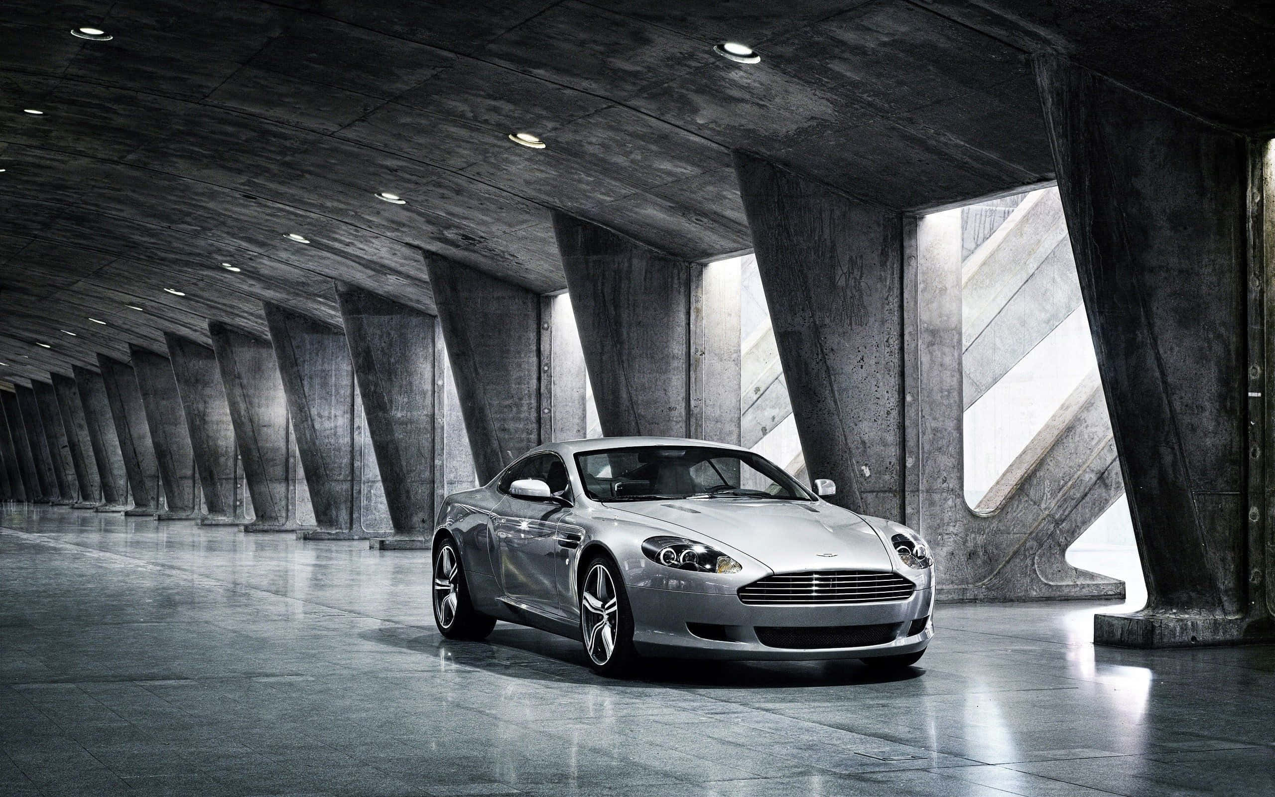 Aston Martin DB9 να διασχίζει ένα γραφικό αστικό τοπίο Ταπετσαρία