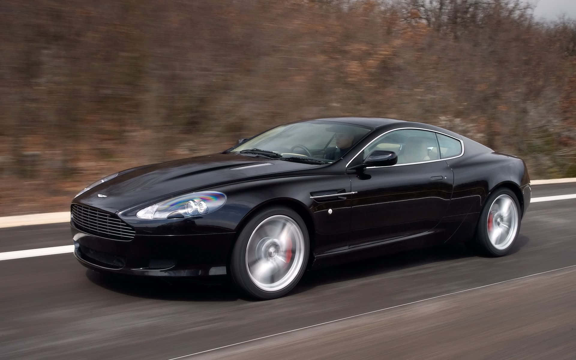 Κομψή Aston Martin DB9 σε ανοιχτό δρόμο Ταπετσαρία