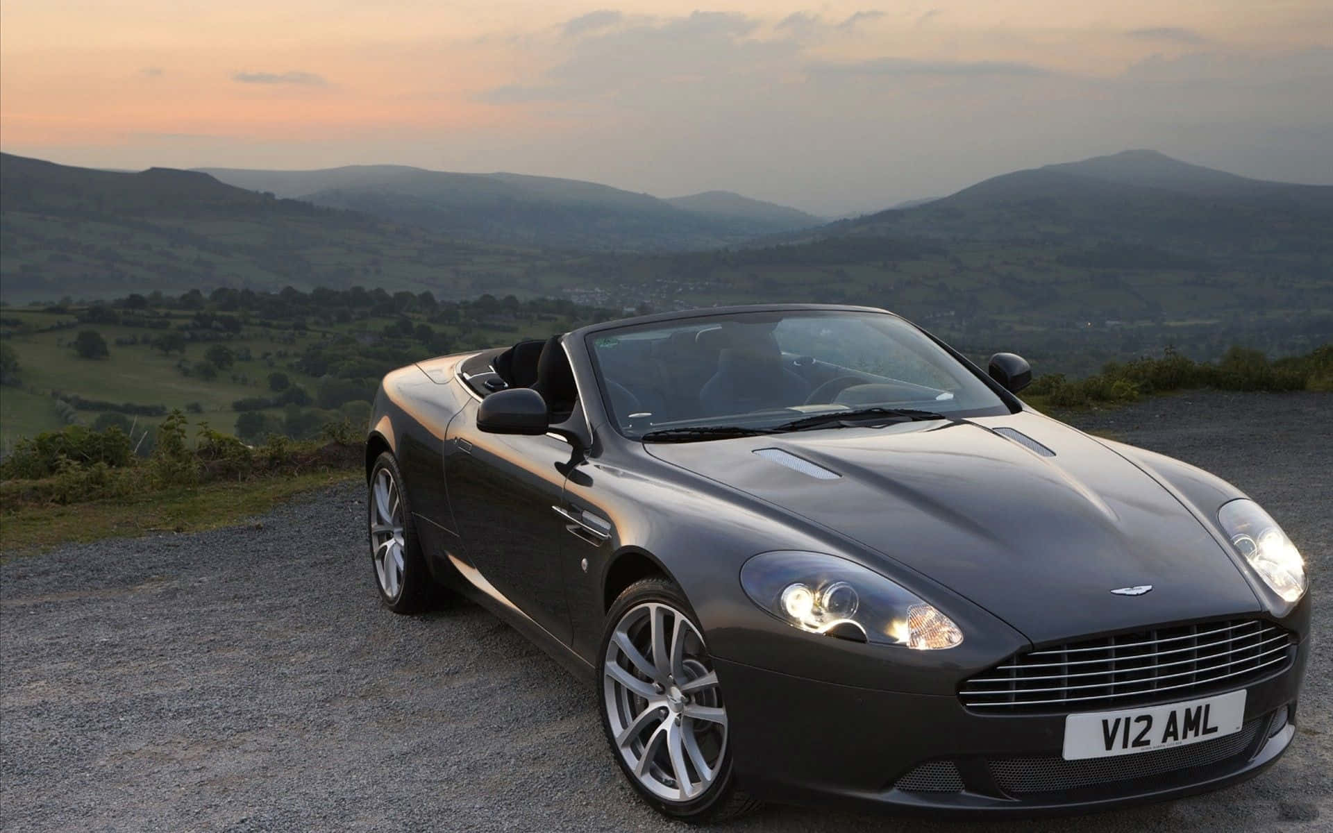 Λεζάντα: Κομψό Aston Martin DB9 στο Δρόμο Ταπετσαρία