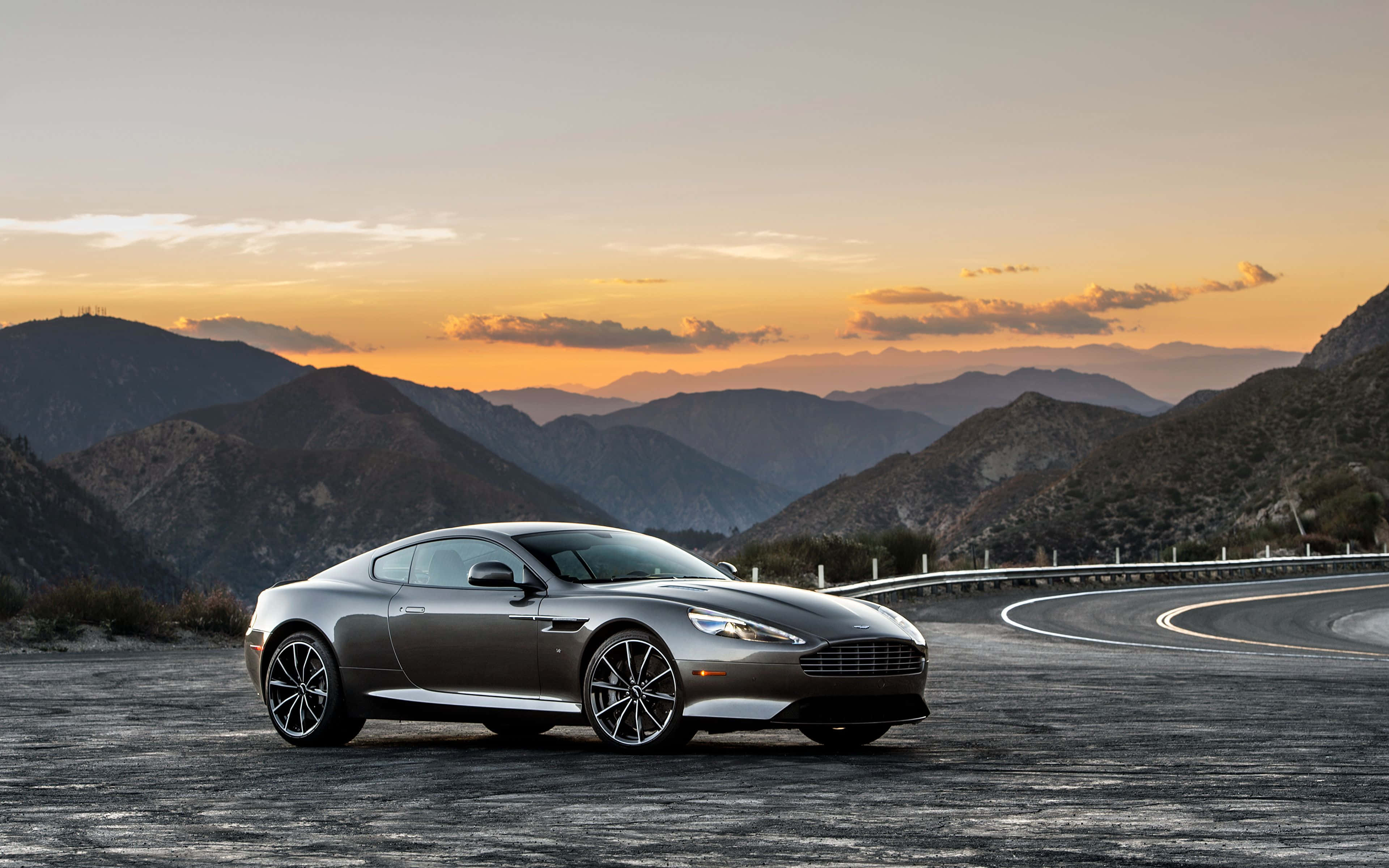 Κομψό και Στιλάτο Aston Martin DB9 Ταπετσαρία