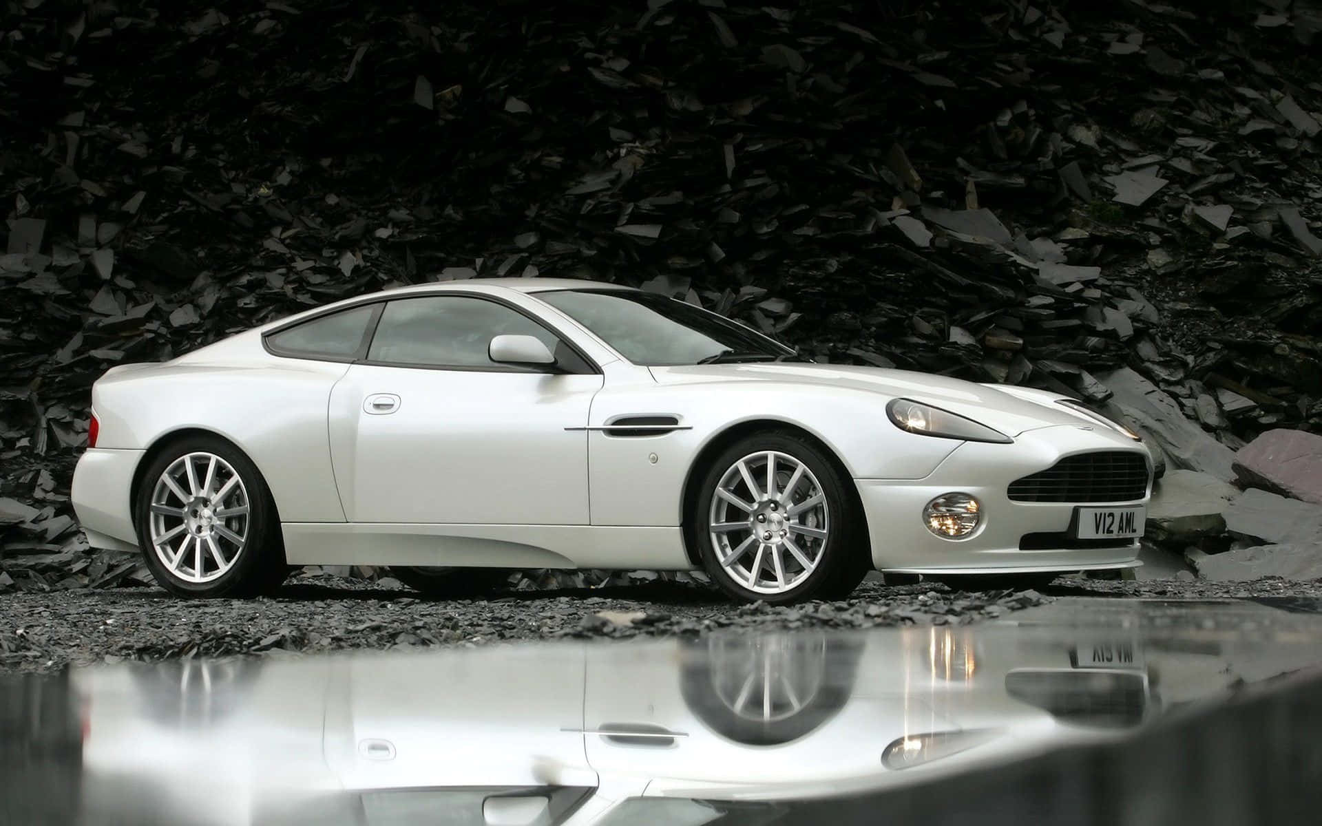 Το πολυτελές και ισχυρό Aston Martin Vanquish Ταπετσαρία