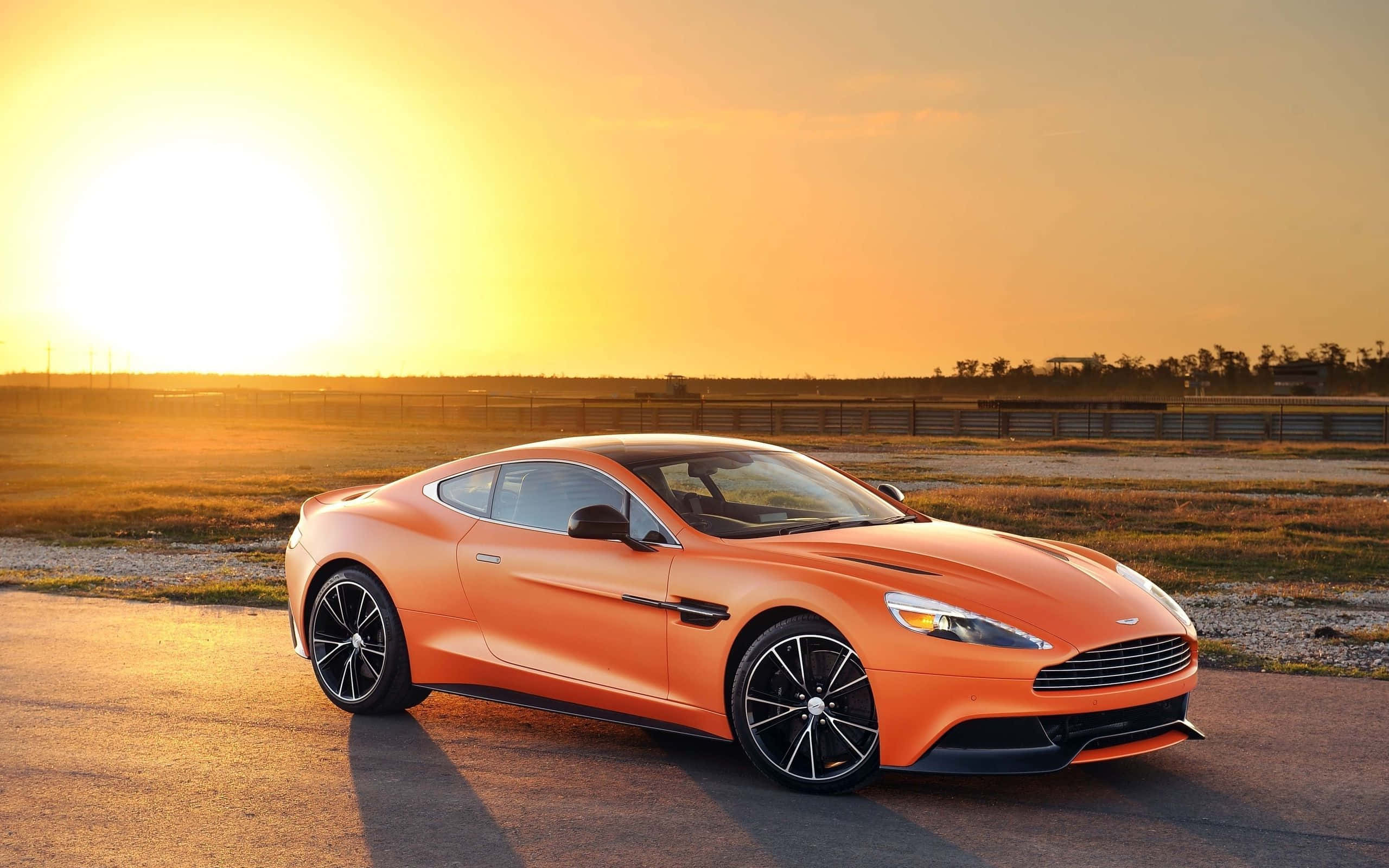 Κομψό Aston Martin Vanquish εν κινήσει Ταπετσαρία