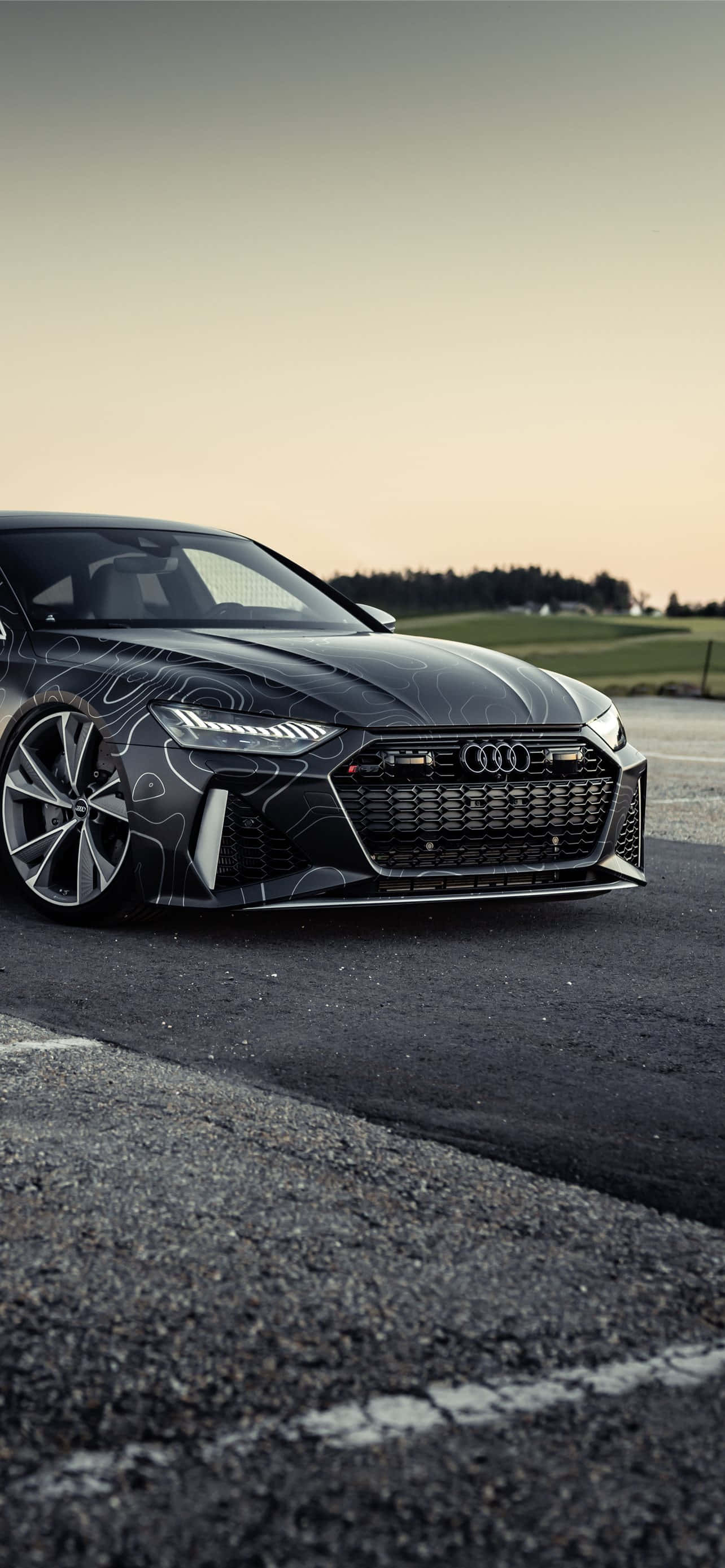 Εντυπωσιακό Audi Παρκαρισμένο σε Αστικό Περιβάλλον Ταπετσαρία