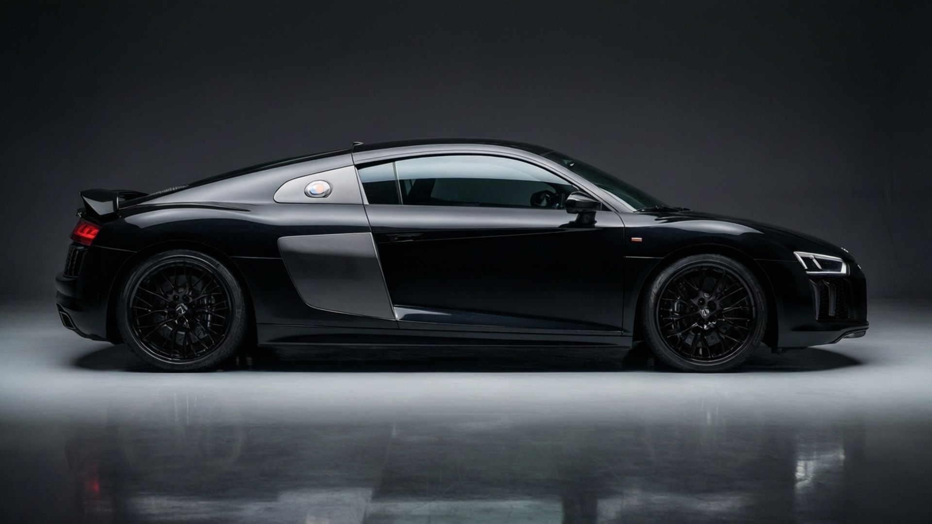 Μια μαύρη Audi R8 που απαθανατίζεται σε ένα καθαρό στούντιο, τονίζοντας τον κομψό σχεδιασμό της. — Cool cars GIF Ταπετσαρία