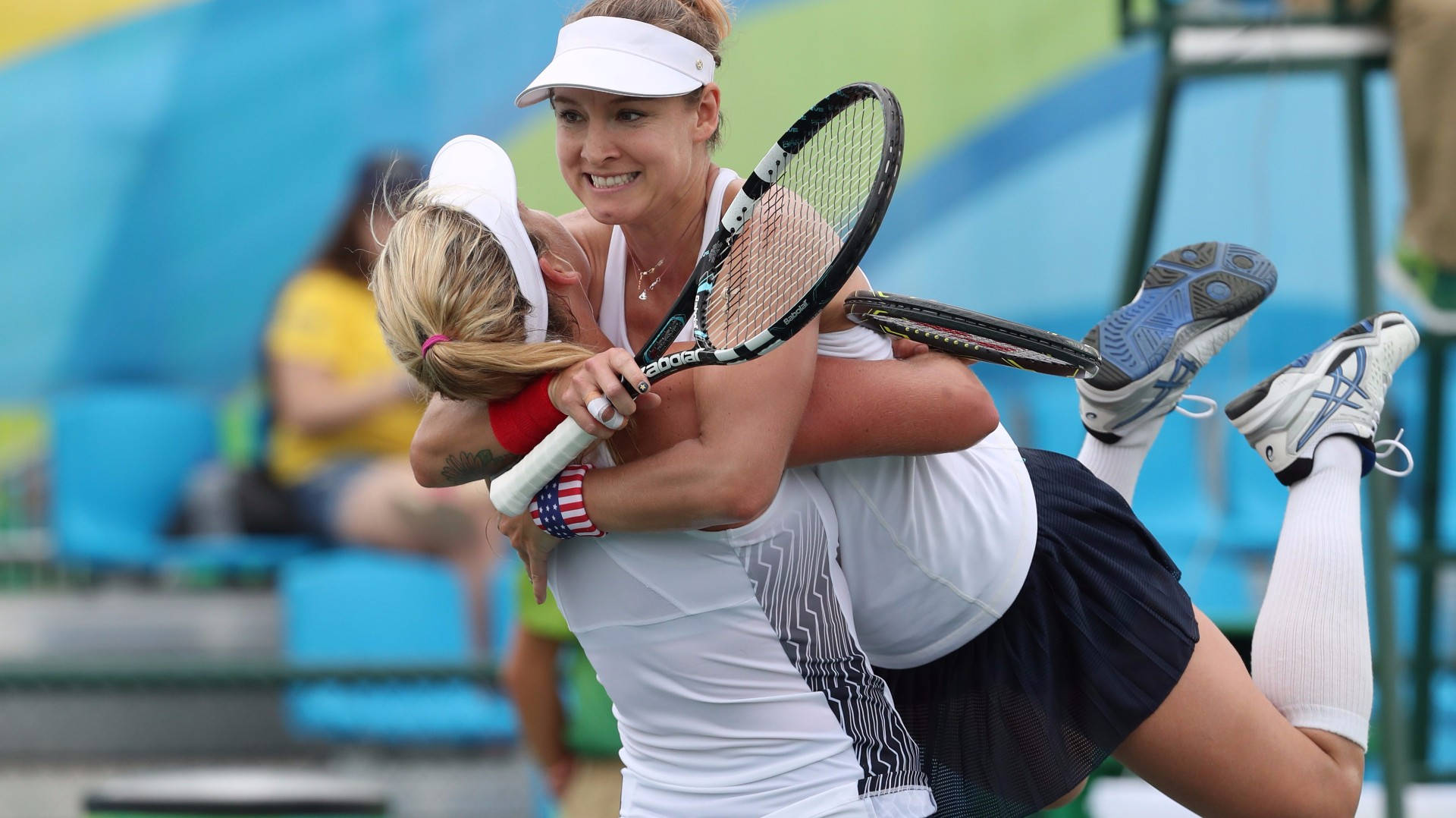 Bethanie Mattek-Sands Αγκαλιάζει τη Συμπαίκτριά της Ταπετσαρία