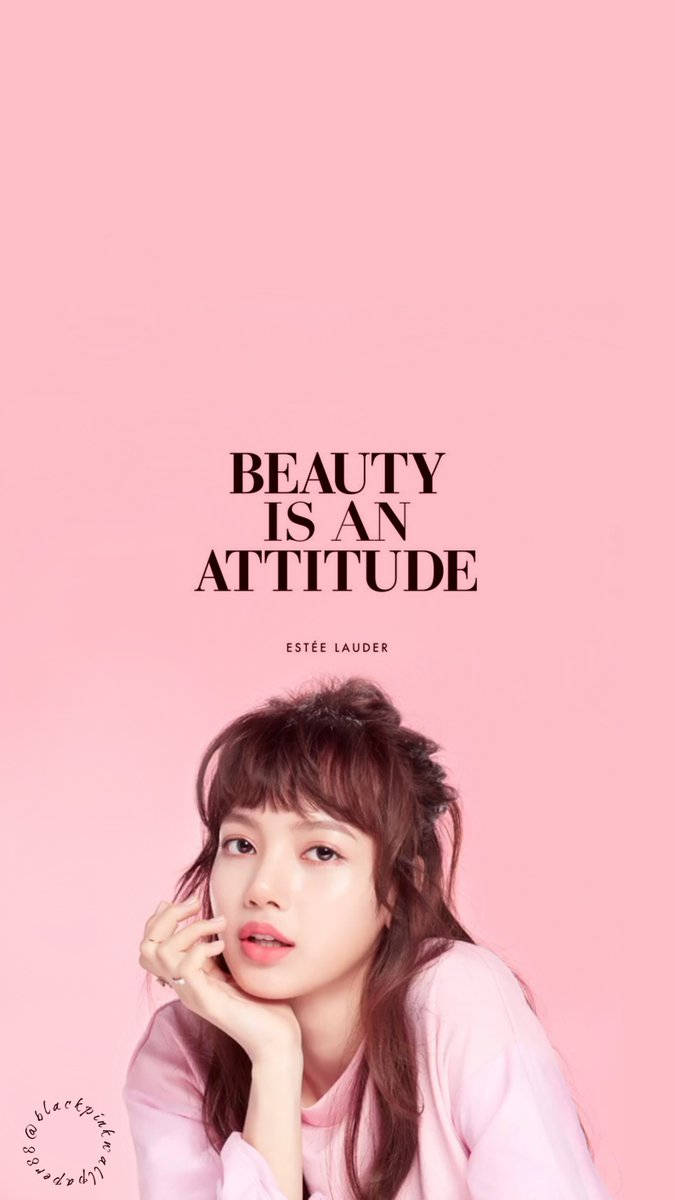 Blackpink Lisa σε ροζ φόντο με επιγραφή Beauty Is An Attitude wallpaper — Blackpink Ταπετσαρία