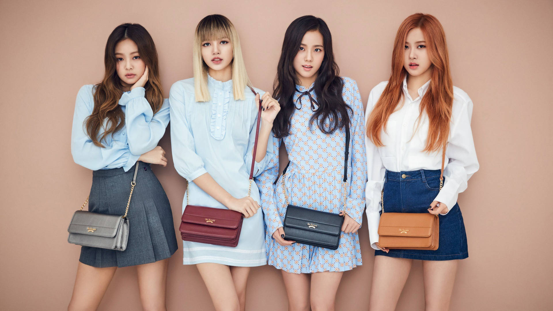 Οι Blackpink δείχνουν εντυπωσιακές με μπεζ Ταπετσαρία