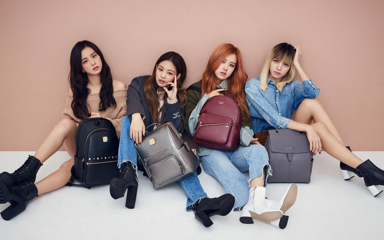 Τα τέσσερα μέλη των Blackpink κουβαλούν τα σακίδιά τους με στυλ. Ταπετσαρία