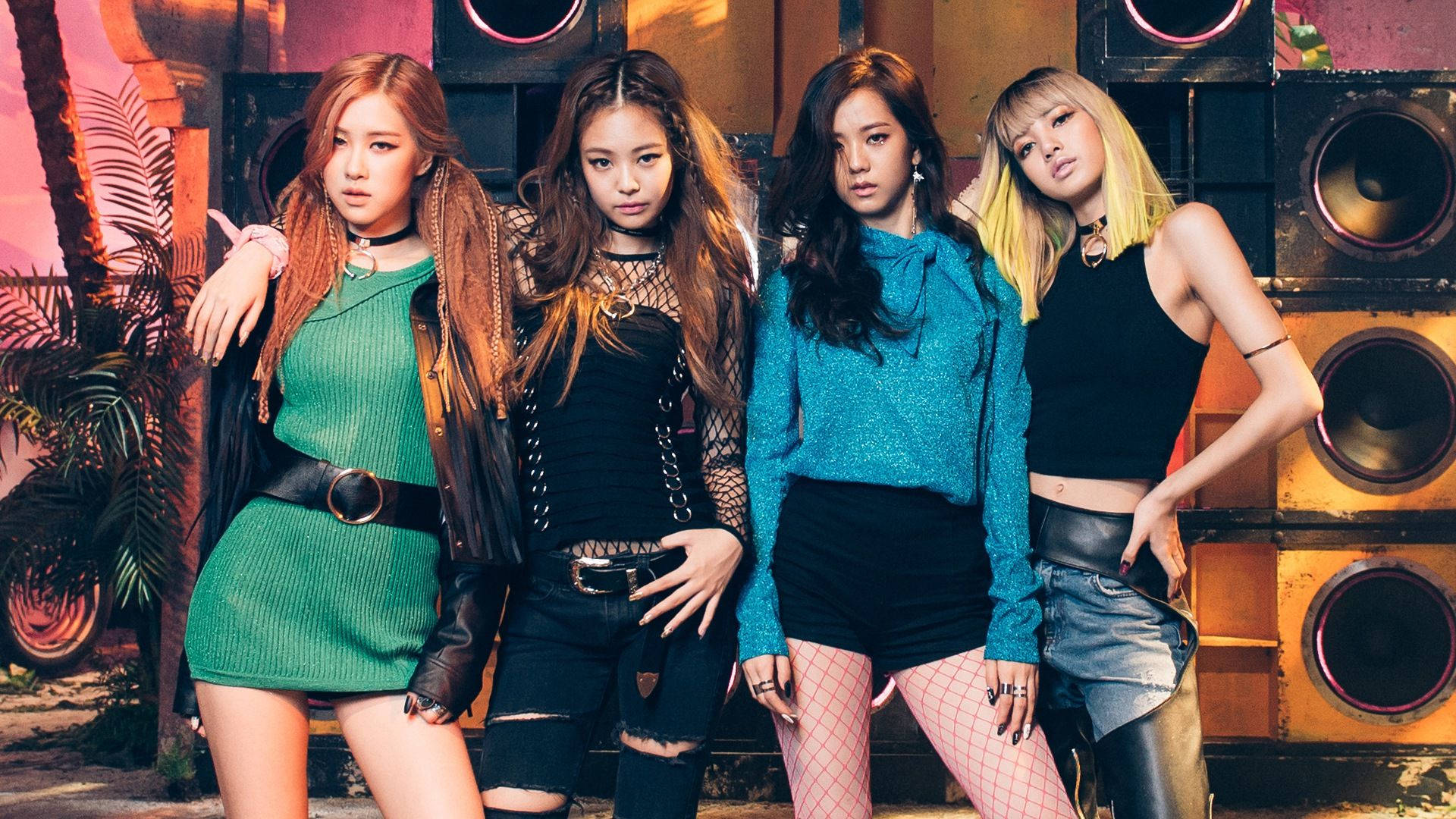 Τα μέλη των Blackpink πάνω από ηχεία μπουμ για ταπετσαρία μουσικού βίντεο Boombayah — Blackpink Ταπετσαρία