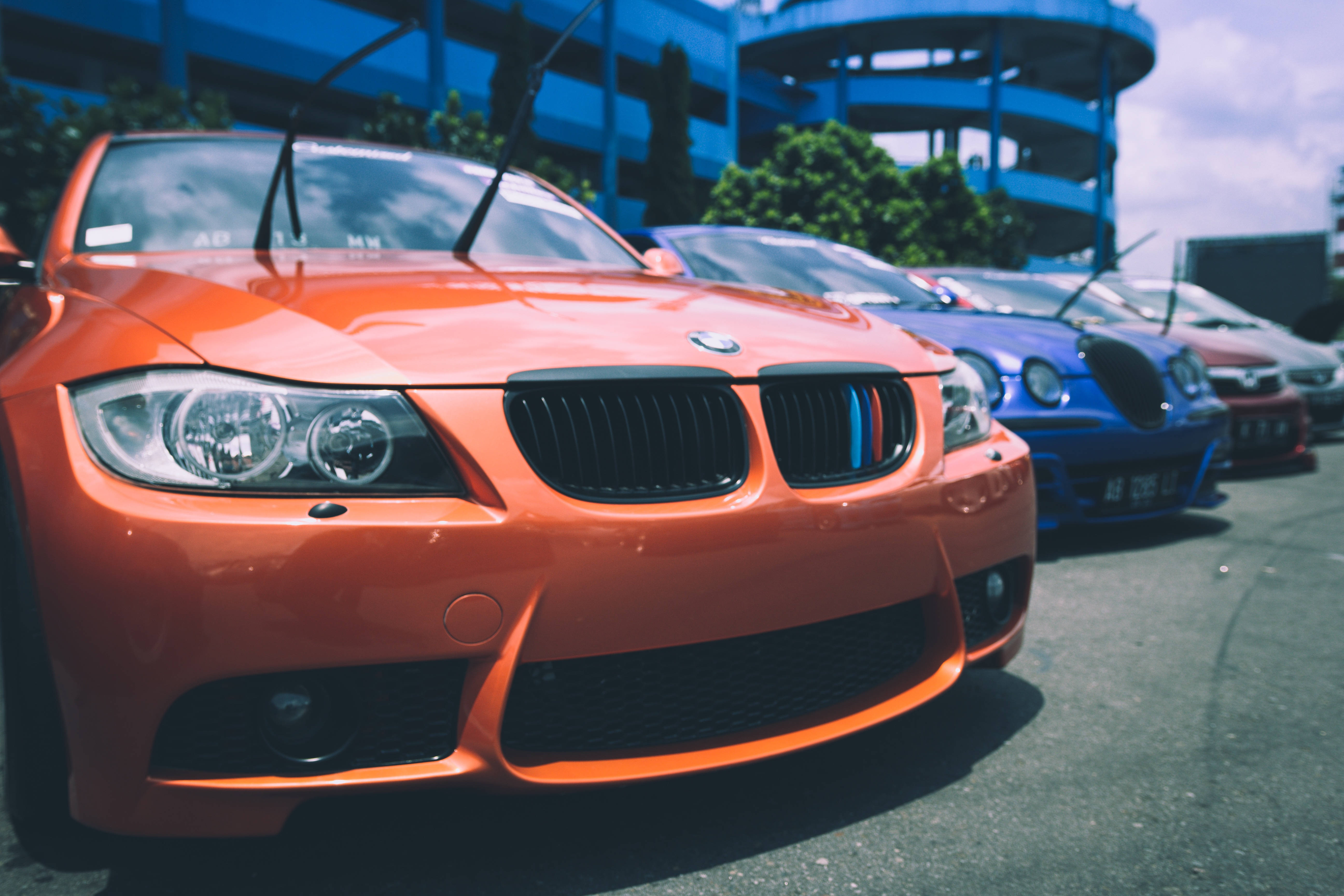 Παρκαρισμένα BMW μπροστά Ταπετσαρία