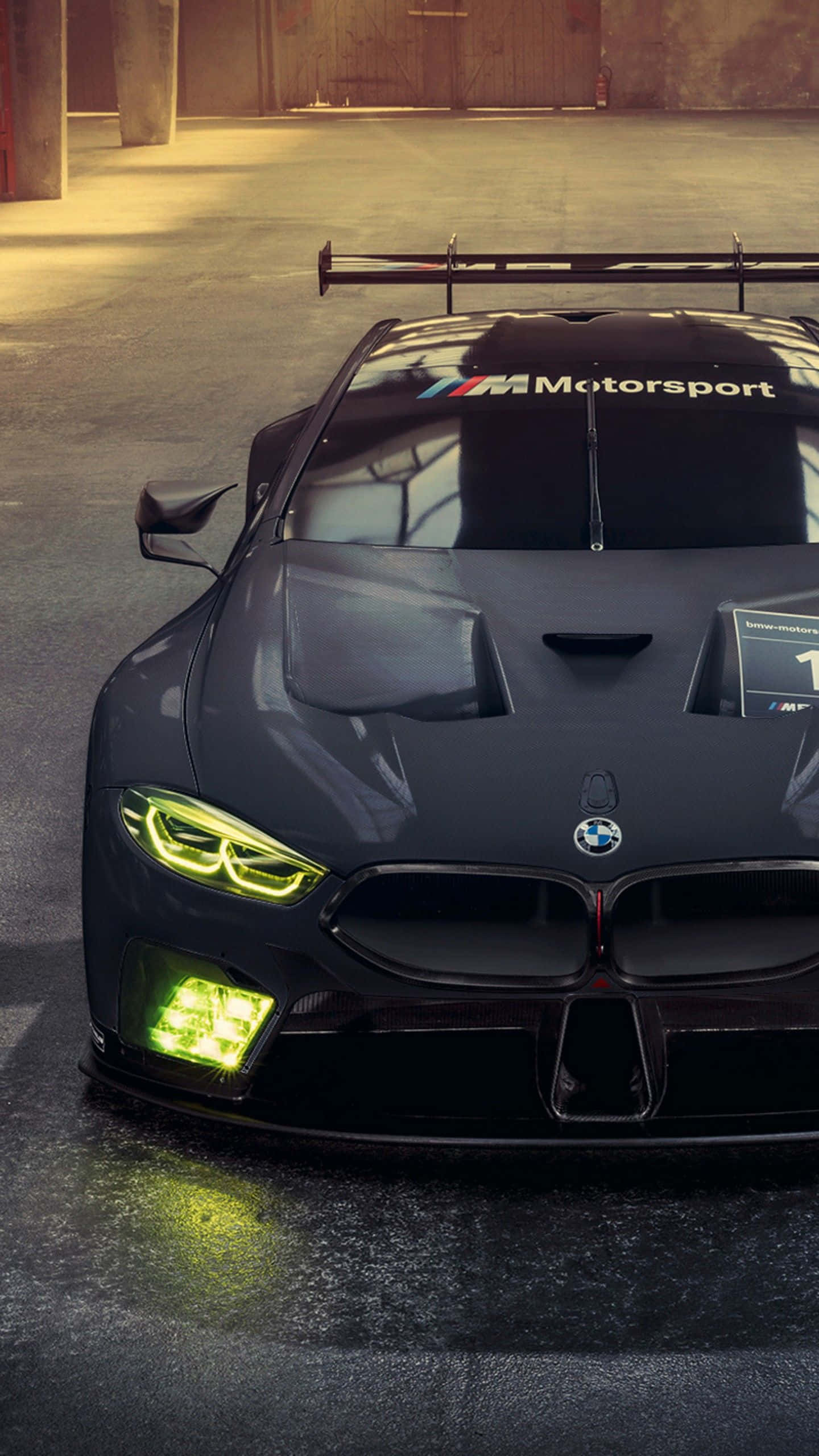 Κομψή BMW σε Αστικό Περιβάλλον Ταπετσαρία