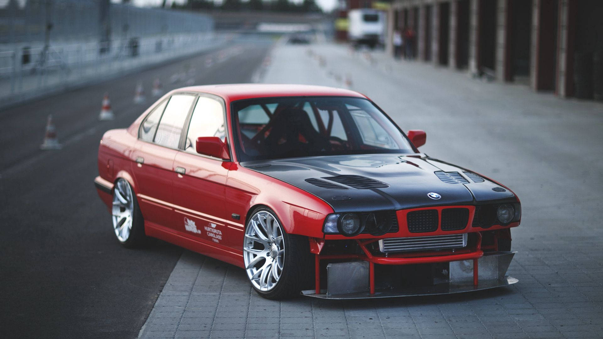 Λεζάντα: Εντυπωσιακό Κόκκινο BMW E34 σε Full HD Ταπετσαρία