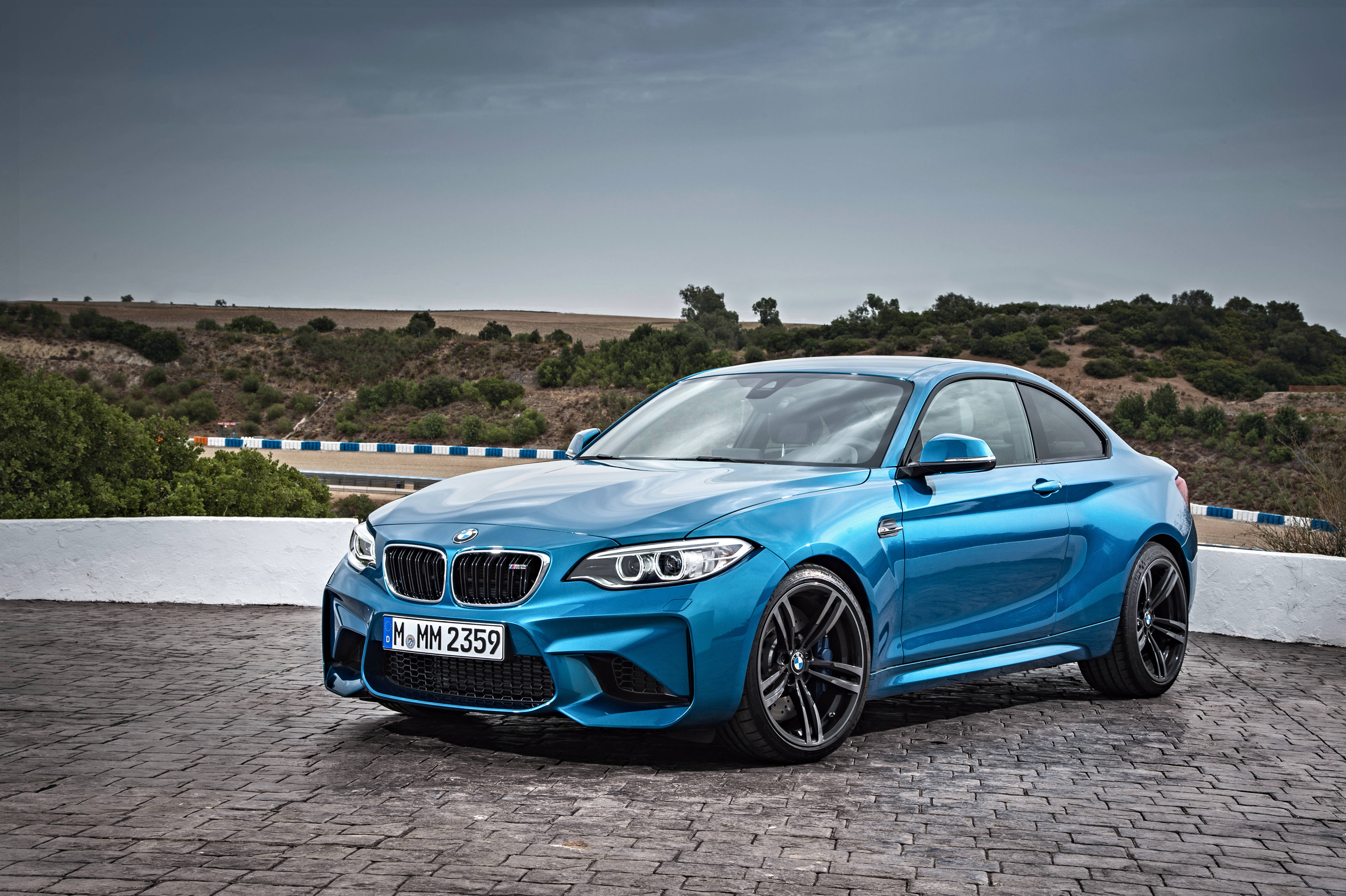 Οδηγήστε στους ορεινούς δρόμους με μια μπλε BMW F87 Ταπετσαρία