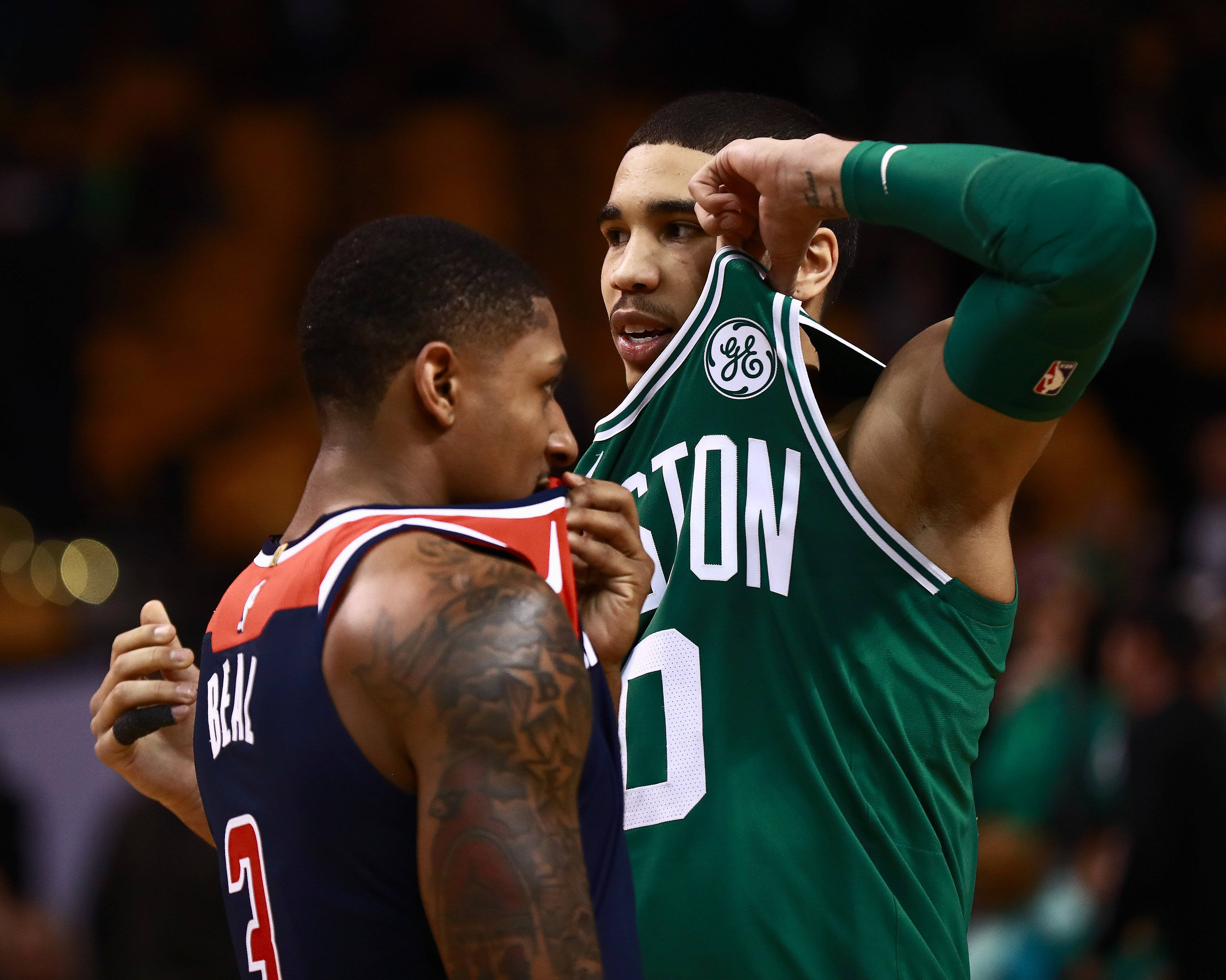 Bradley Beal σε αντιπαράθεση με τον Jayson της Βοστώνης Ταπετσαρία