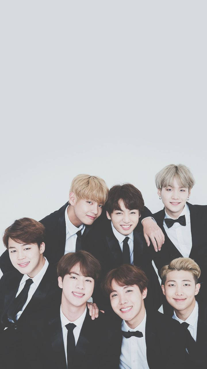 BTS με Μαύρα Κοστούμια, Κάνοντας Εντύπωση Ταπετσαρία