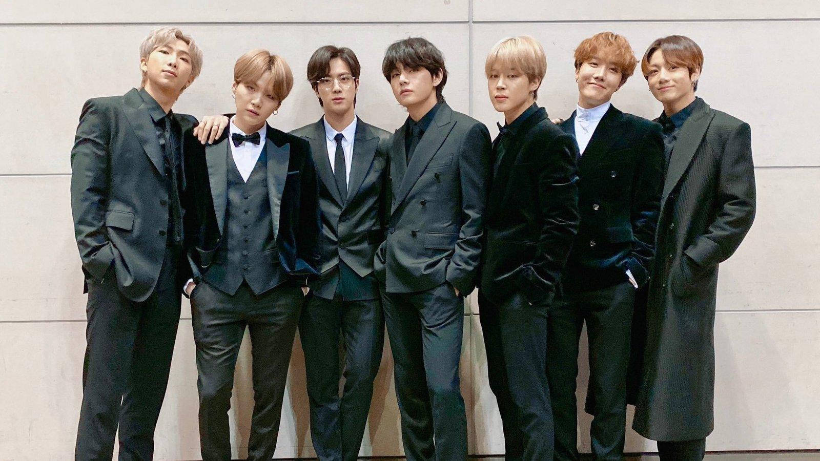 BTS 2020 Με Μαύρο Κοστούμι Ταπετσαρία