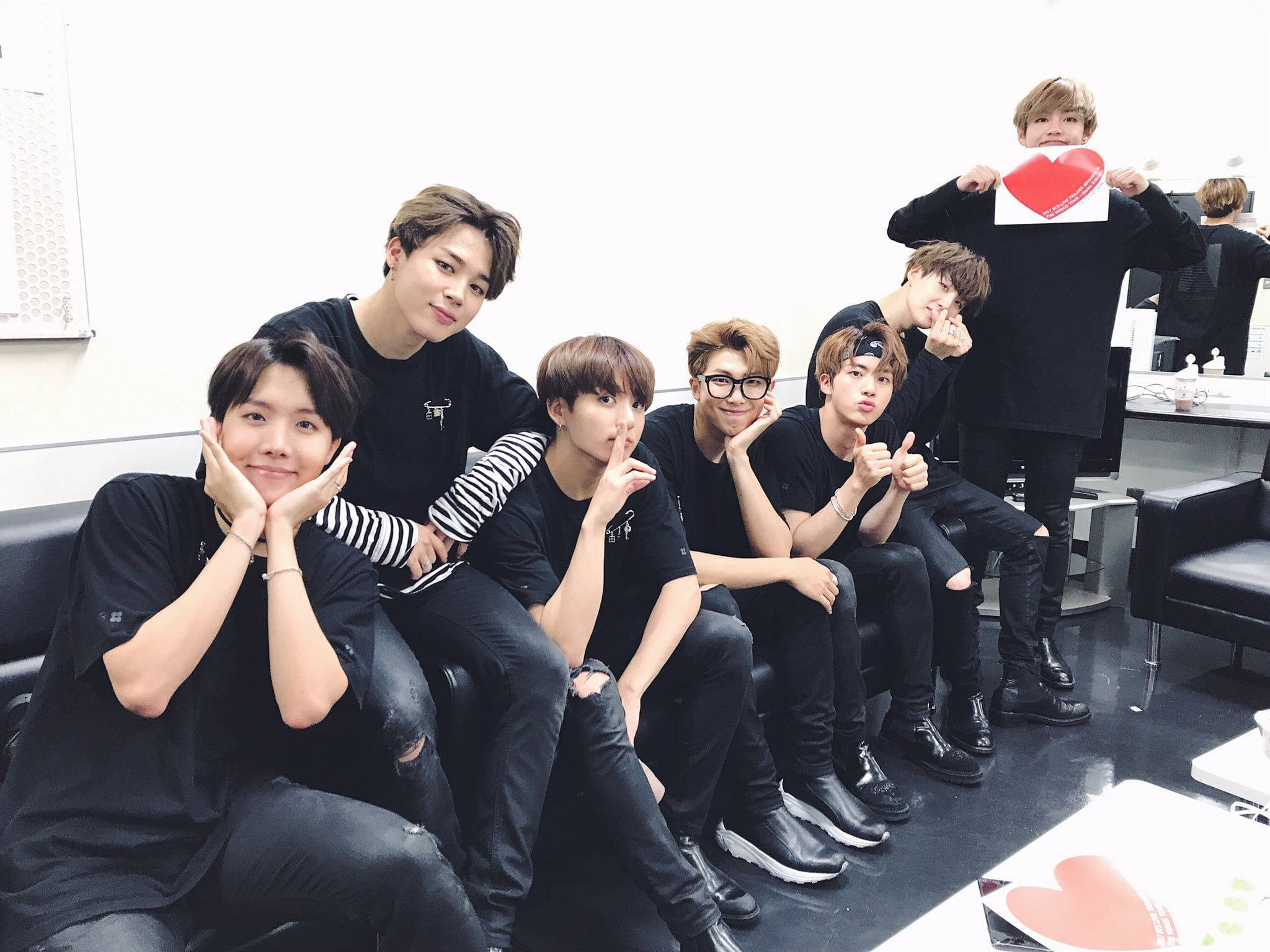BTS 2021 Desktop - Η Αρμονία των Εικόνων της Ποπ Κουλτούρας Ταπετσαρία