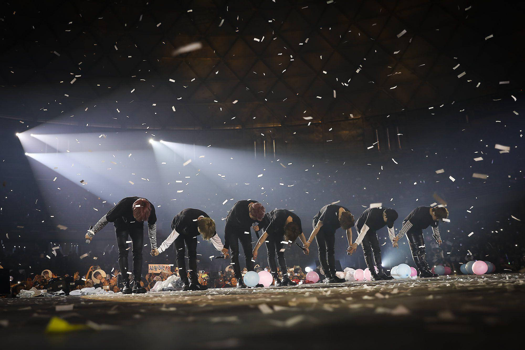 BTS Υπόκλιση σε Συναυλία για Επιφάνεια Εργασίας Ταπετσαρία