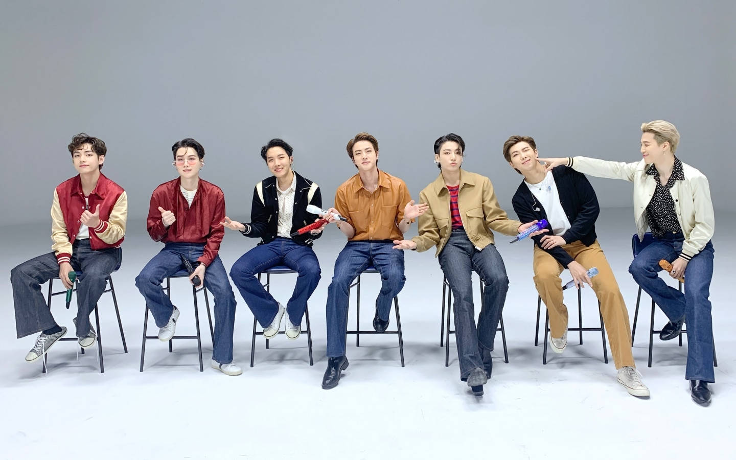 BTS επιτραπέζια σε σειρά από σκαμπό Ταπετσαρία