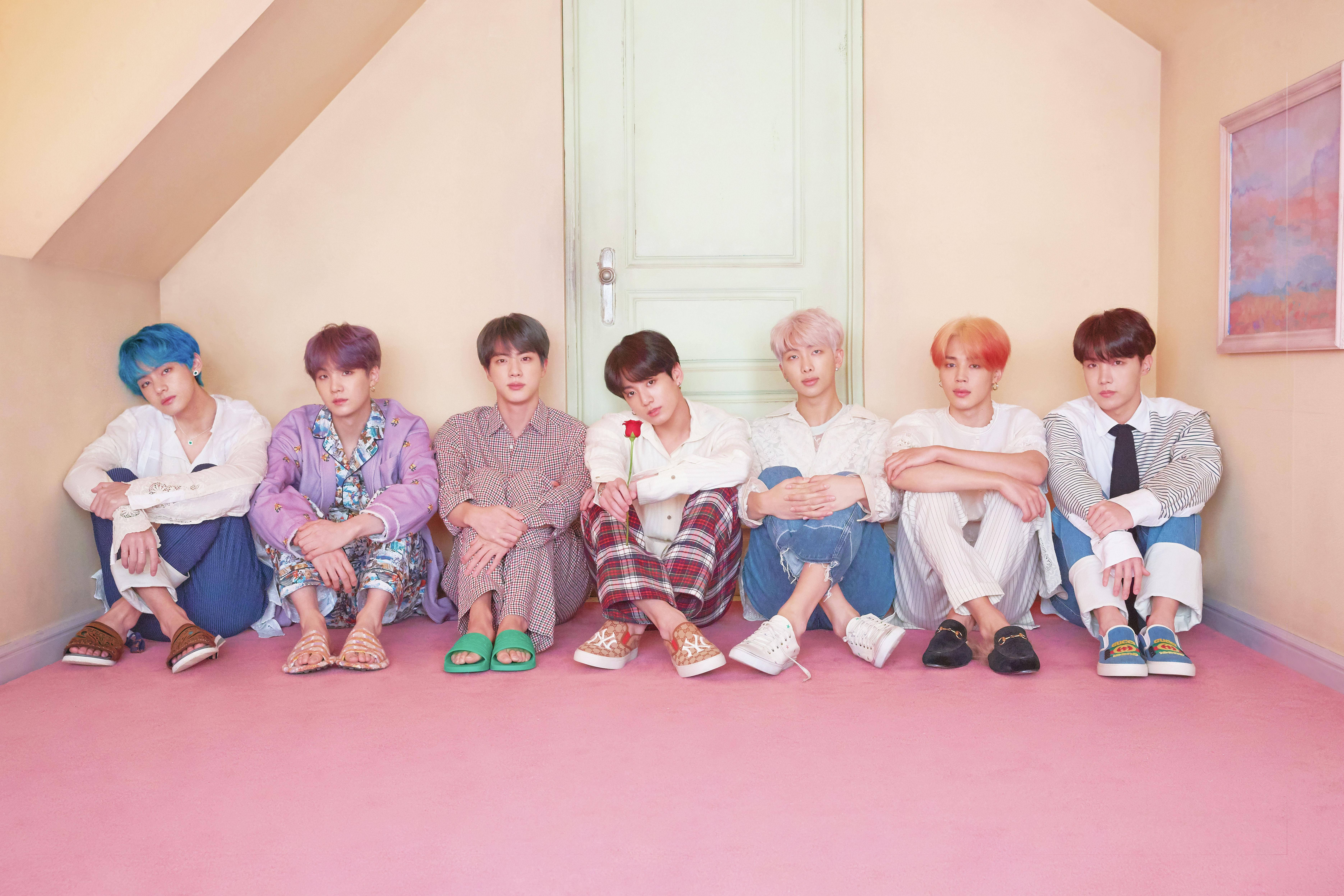 BTS Desktop, Καθισμένοι Μπροστά από Πόρτα Ταπετσαρία