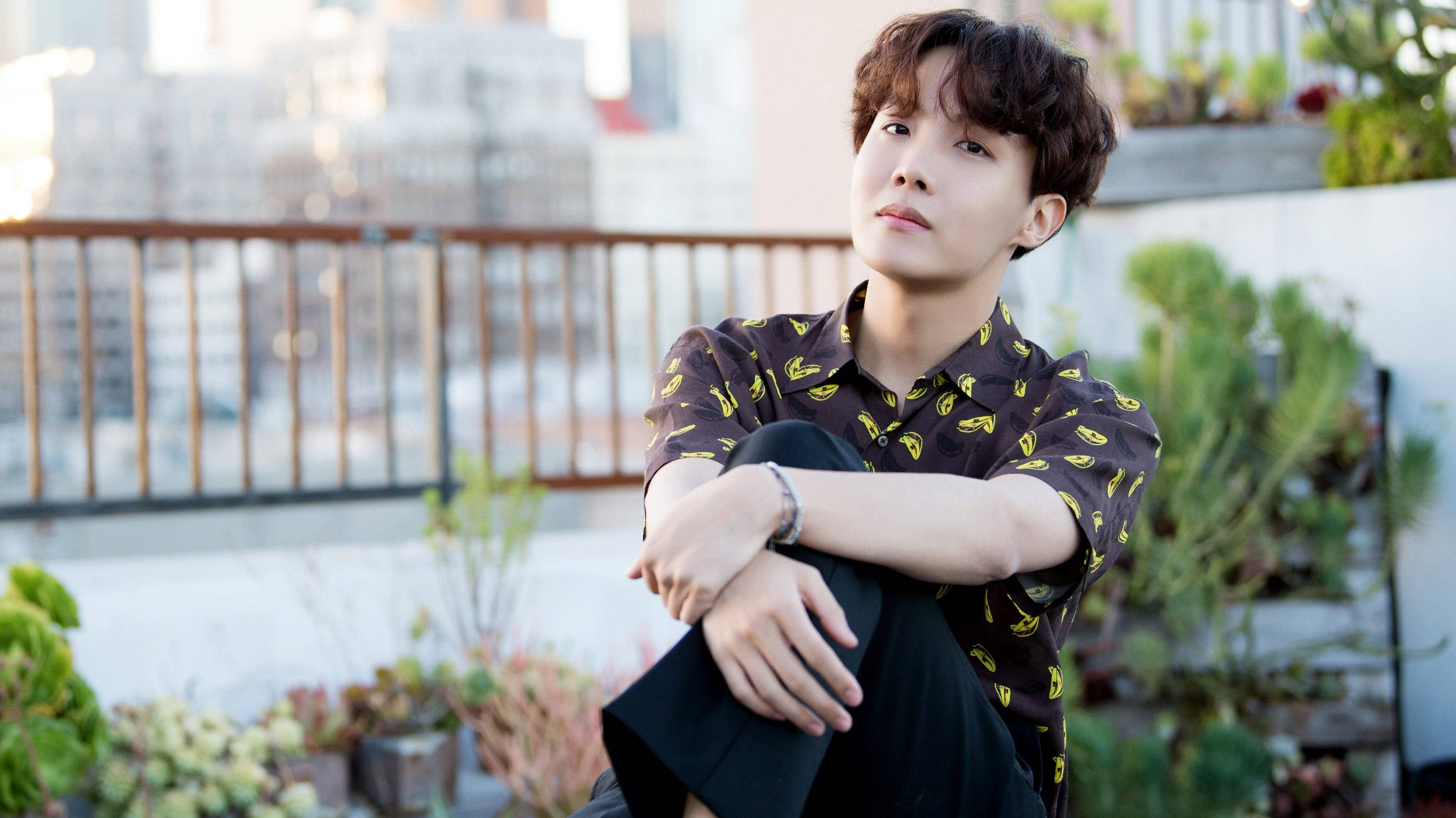 BTS J-Hope σε Εξωτερικό Χώρο Ταπετσαρία
