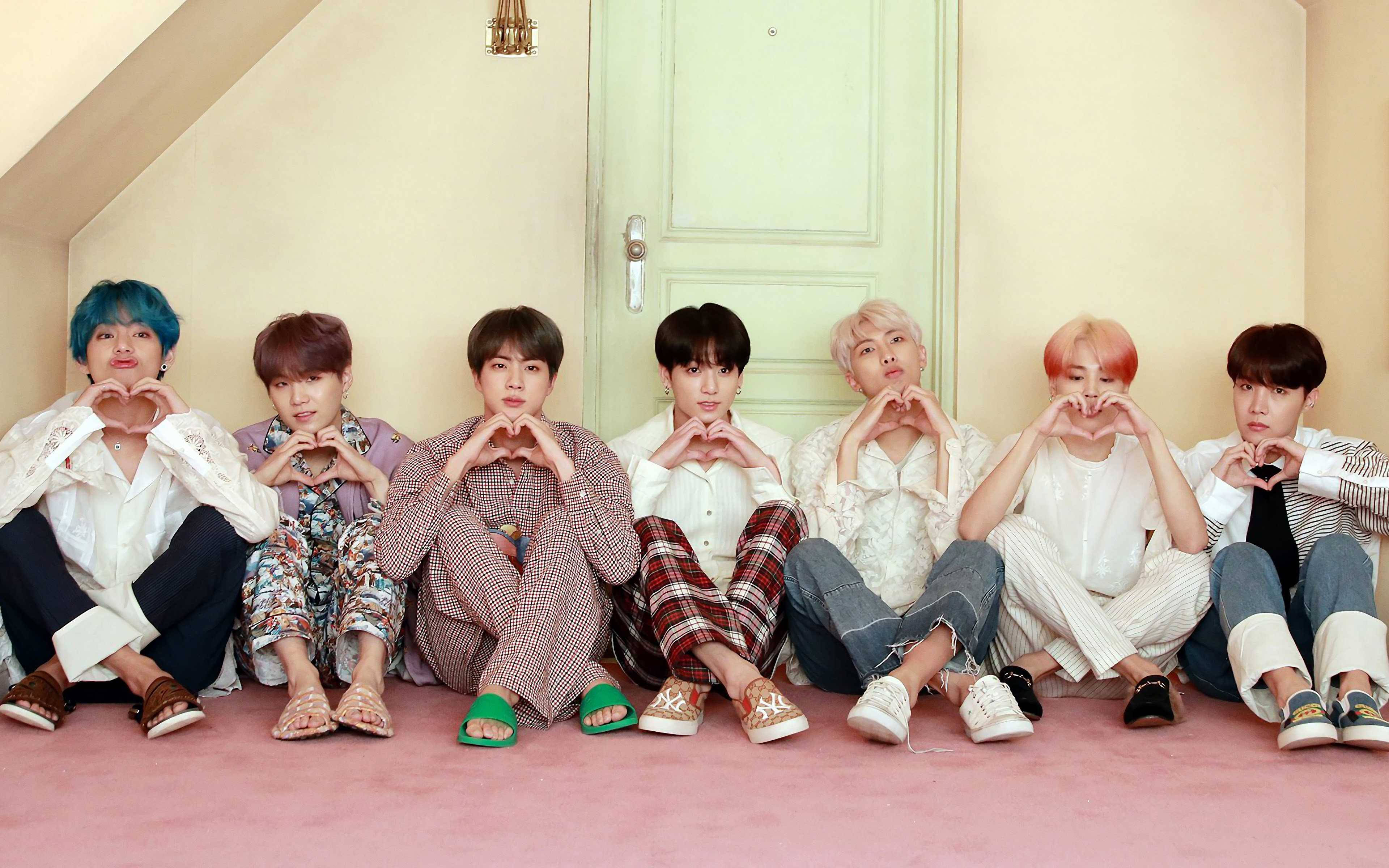 BTS Επιτραπέζια Καρδιές Μπροστά από Πόρτα Ταπετσαρία