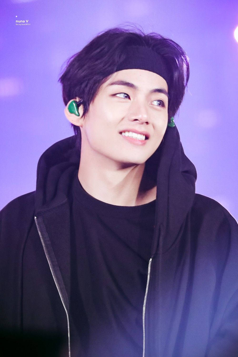BTS V: Κομψότητα σε Μαύρο Στυλ Ταπετσαρία