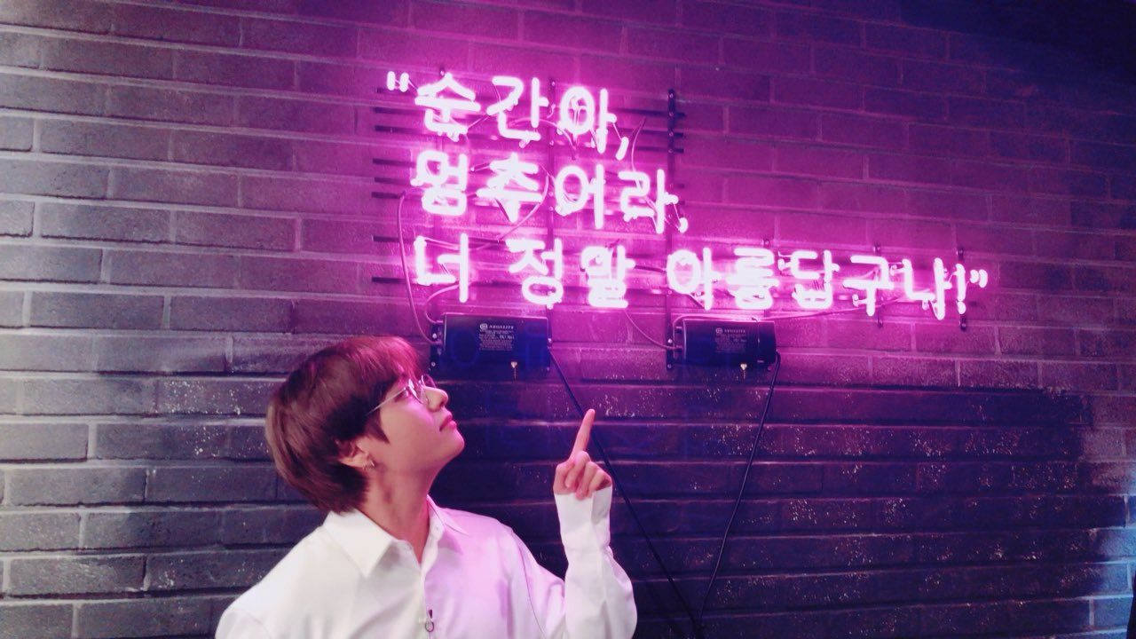 BTS V Νέον Φώτα Αισθητική Ταπετσαρία