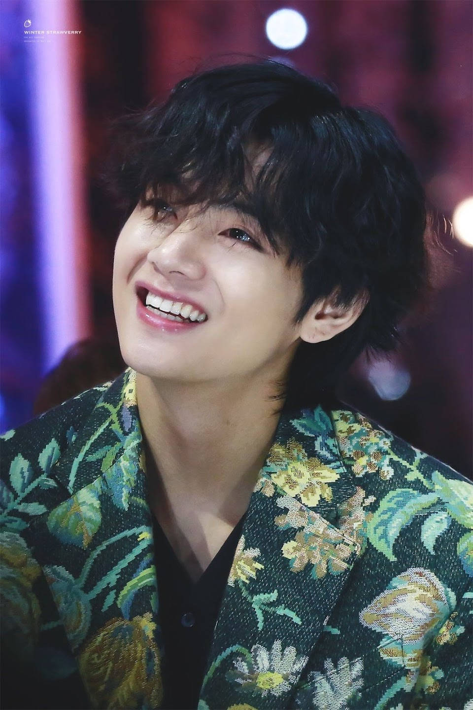 BTS V με Πράσινο Λουλουδάτο Παλτό Ταπετσαρία