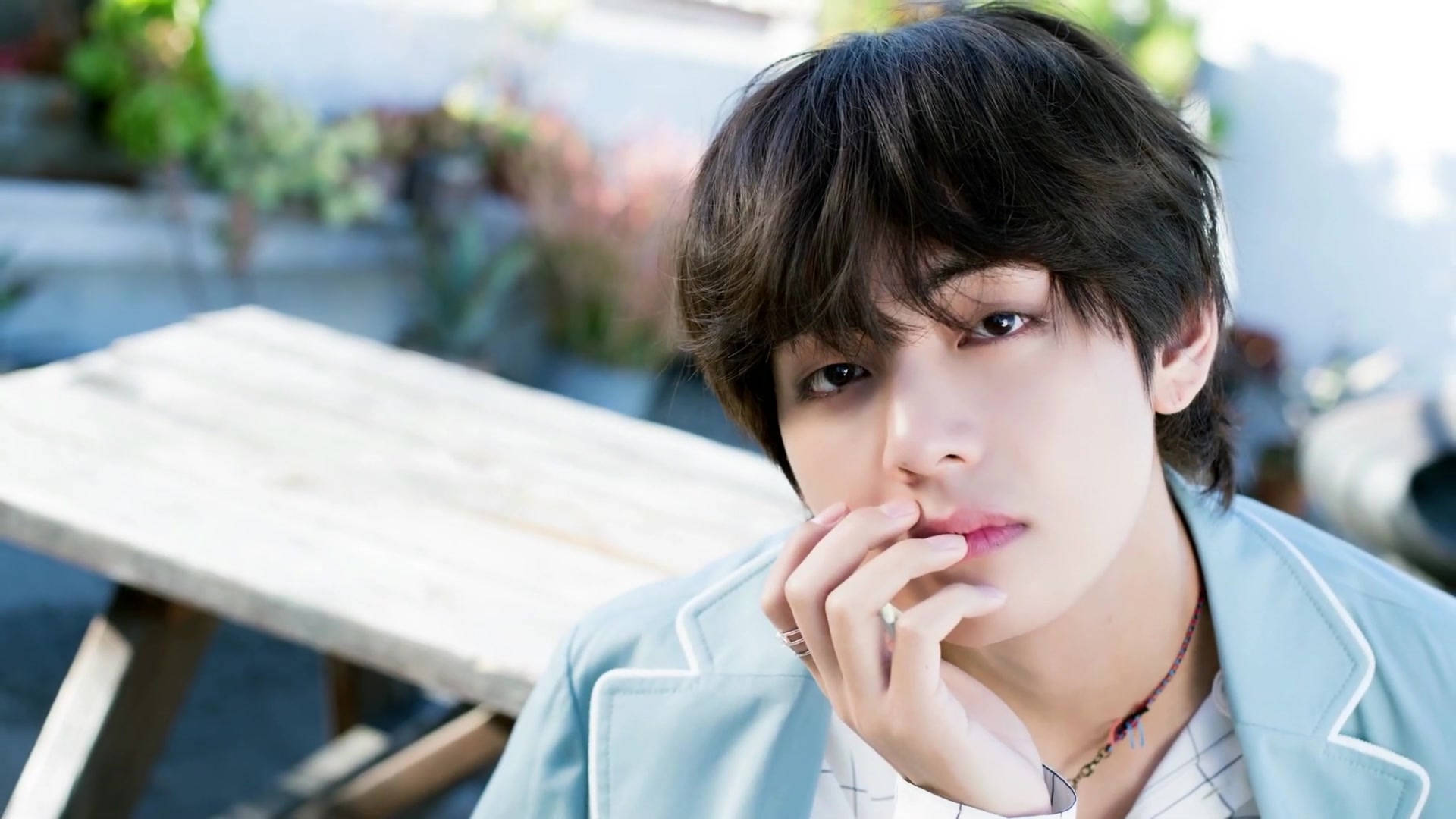 BTS V Ανοιχτό Μπλε Παλτό Ταπετσαρία