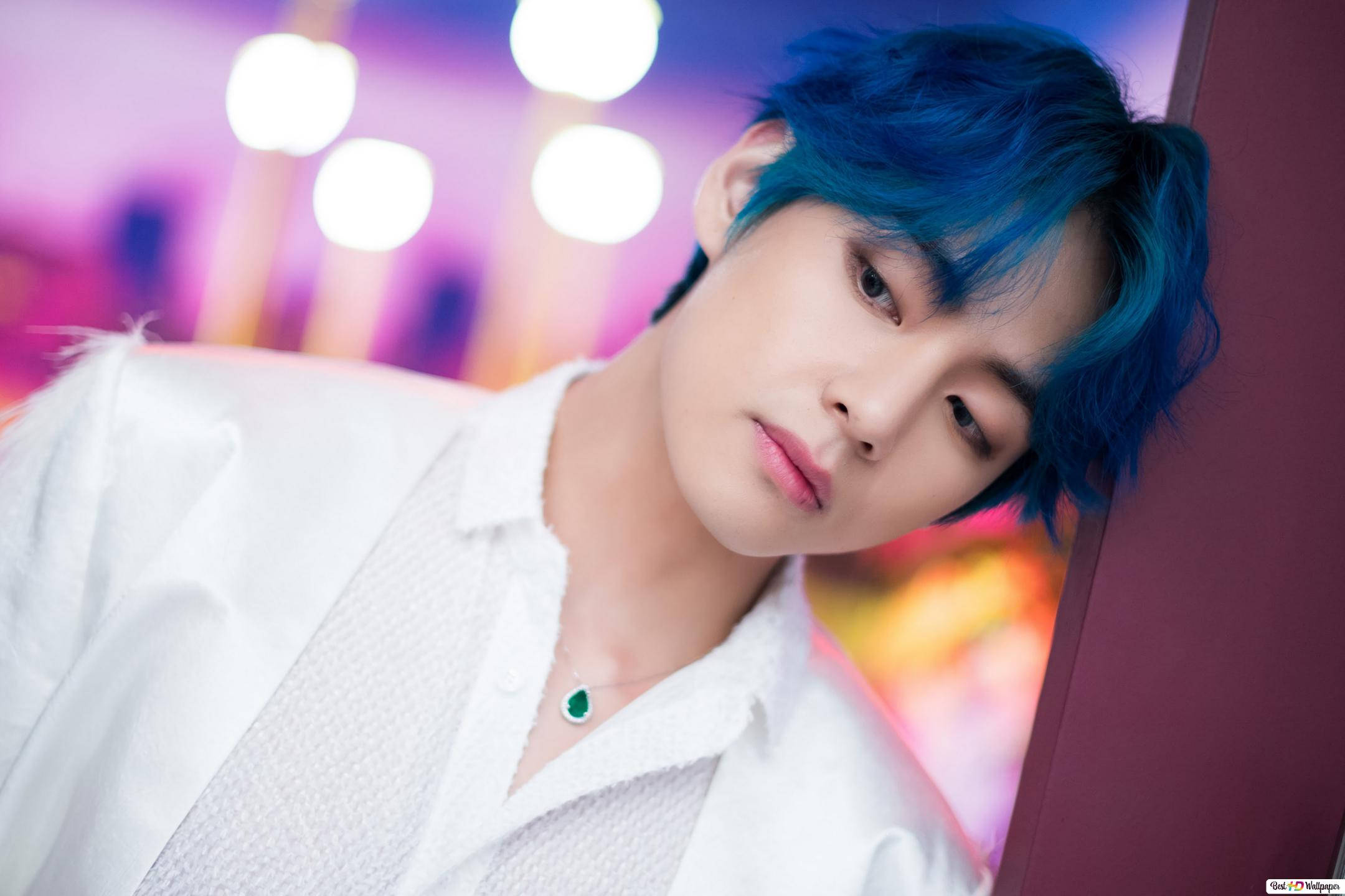BTS V με Γαλάζια Μαλλιά Ακουμπισμένος σε Τοίχο Ταπετσαρία