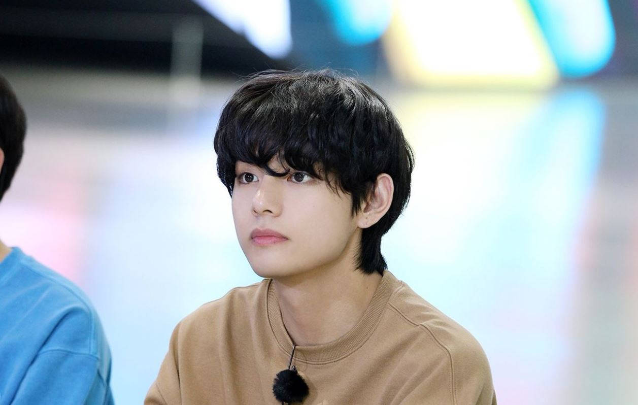 BTS V με καφέ πουκάμισο Ταπετσαρία