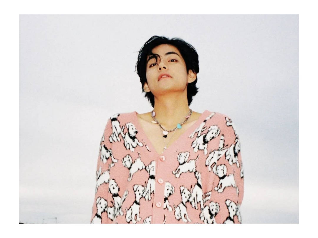 BTS V με ροζ ζακέτα με κουτάβια Ταπετσαρία
