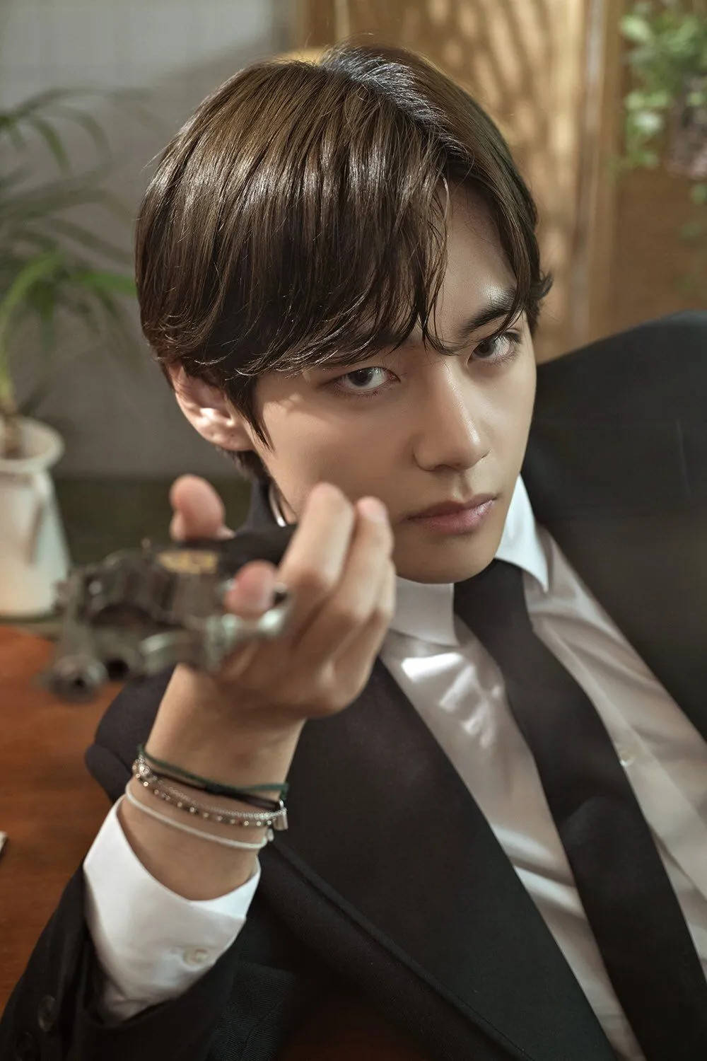 BTS V με όπλο στο χέρι Ταπετσαρία