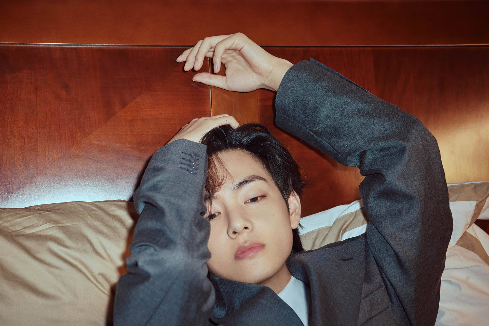 BTS V στο κρεβάτι Ταπετσαρία
