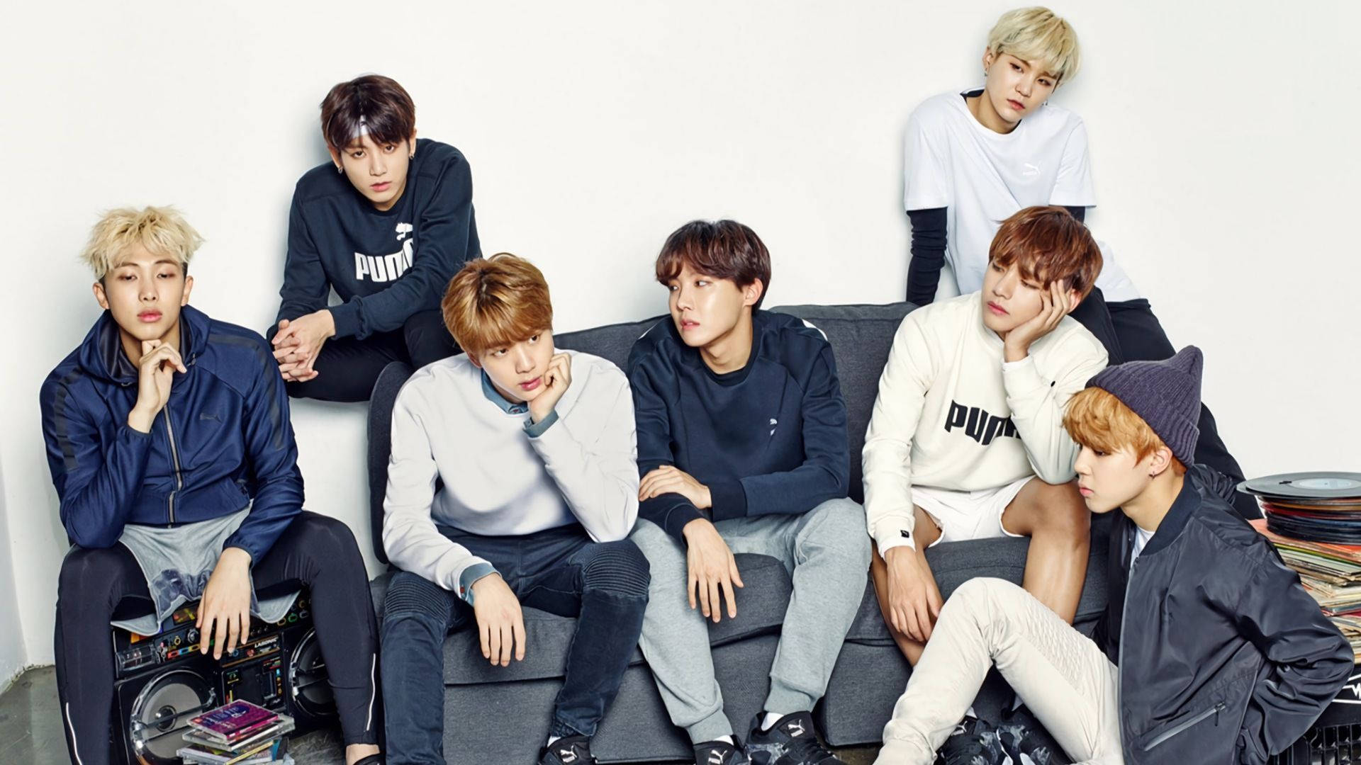 BTS Σε Καναπέ Μπλε Και Λευκό Ταπετσαρία