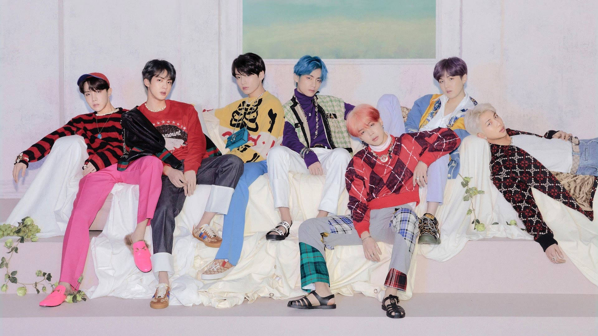 BTS σε Λευκό Καναπέ Ταπετσαρία Επιτραπέζιου Υπολογιστή Ταπετσαρία