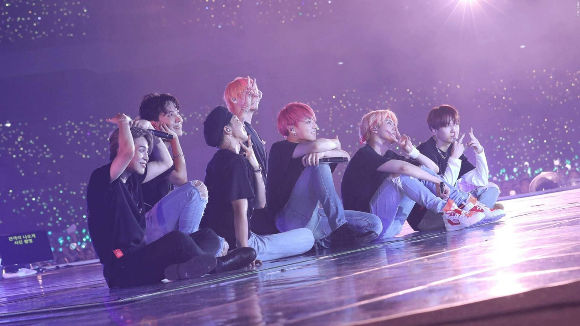 BTS σε Μωβ Σκηνή Αισθητική Ταπετσαρία