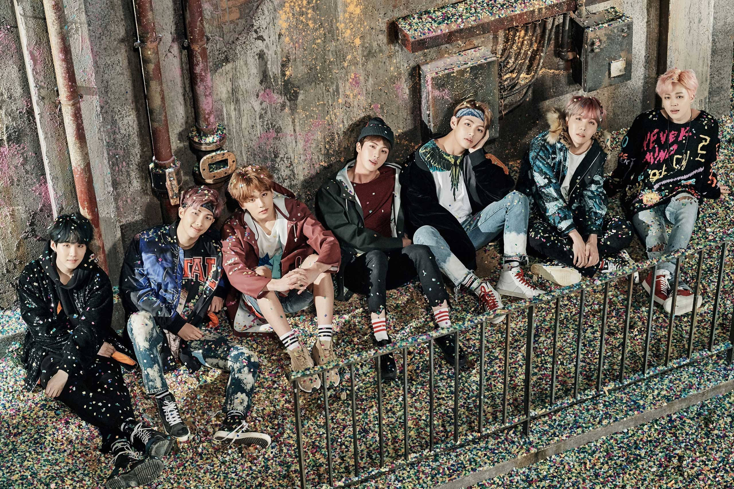 BTS σε Σοκάκι με Κομφετί και Φορητό Υπολογιστή Ταπετσαρία