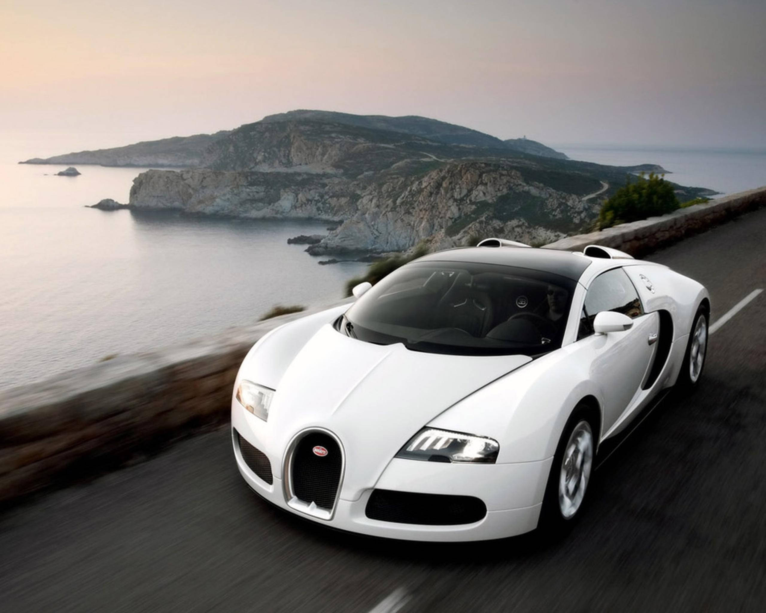 Λευκή Bugatti σε Παραθαλάσσιο Δρόμο Ταπετσαρία