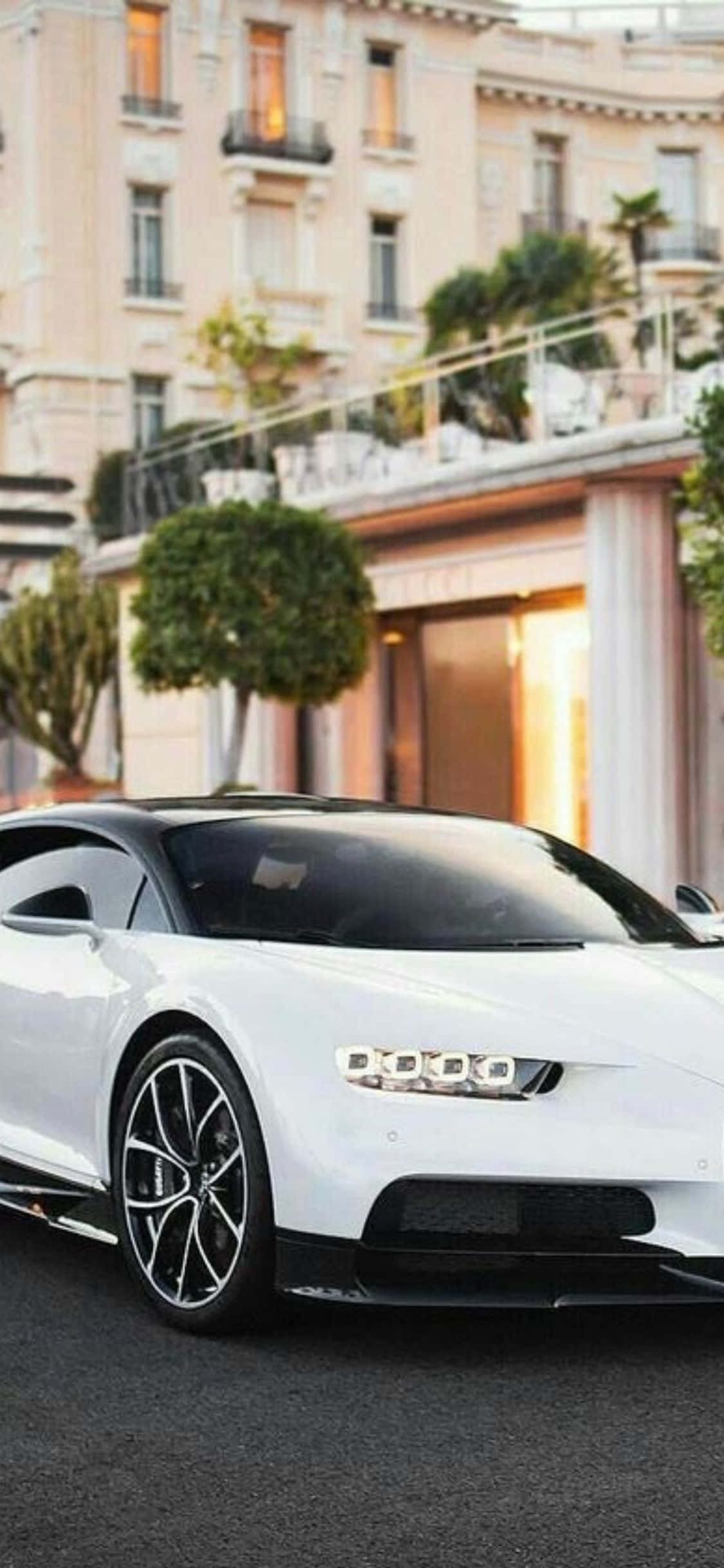 το λευκό bugatti chiron είναι σταθμευμένο μπροστά από ένα κτίριο Ταπετσαρία